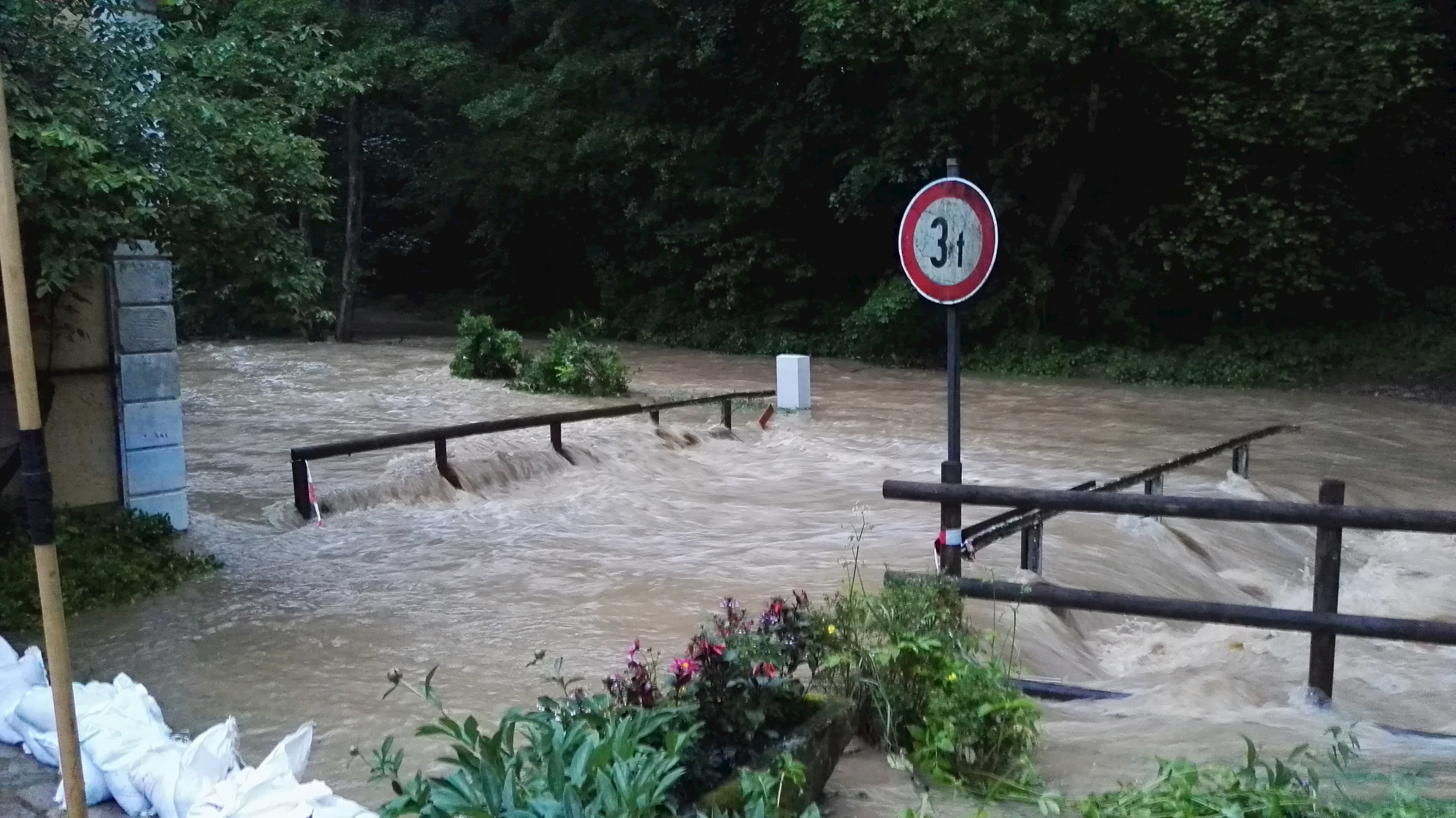 An einigen Stellen hatten die starken Regenfälle zu teils heftigen Überschwemmungen geführt.