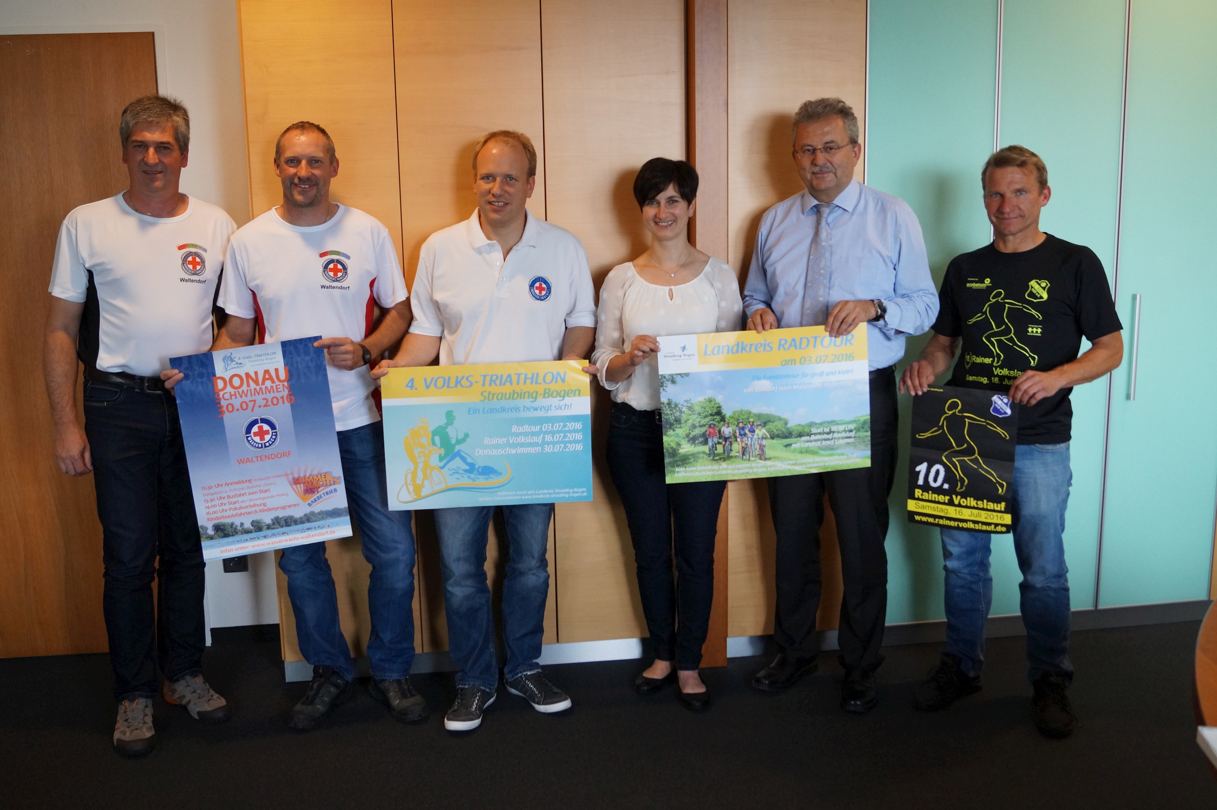 Von links nach rechts: Markus Ebner, Harald Sautner, Andreas Habicht (Wasserwacht Waltendorf), Sandra Rother (Landratsamt), Landrat Josef Laumer und Thomas Lehrberger vom SC Rain.