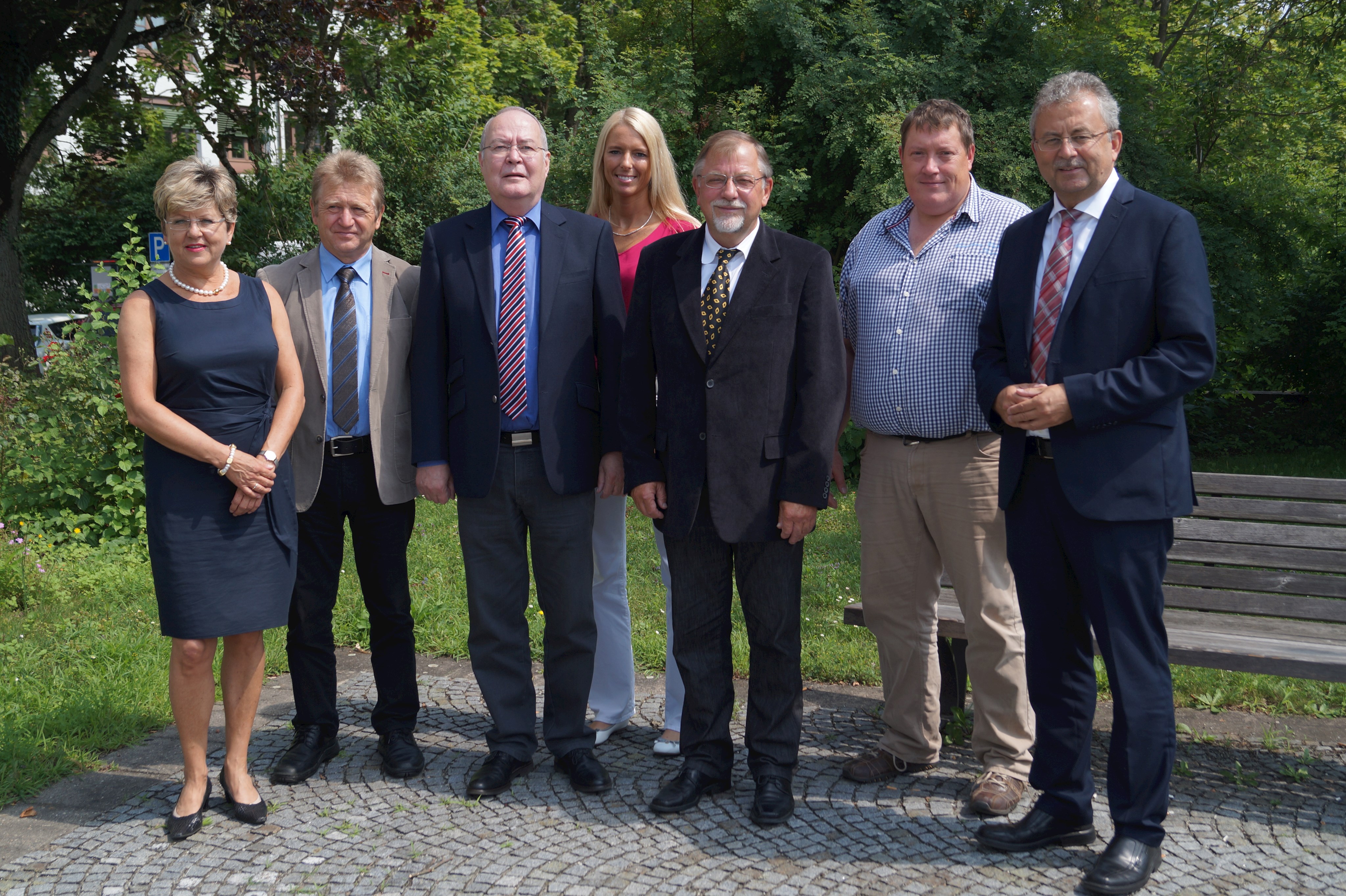 Von links nach rechts: Karin Wutzlhofer (Sachgebietsleiterin Haupt- und Personalverwaltung), Abteilungsleiter Dr. Hermann Sturm, Klaus Reuter, Abteilungsleiterin Birgit Fischer-Rentel, Dr. Reiner Güldenhaupt, Personalratsvorsitzender Alexander Penzkofer, Landrat Josef Laumer.