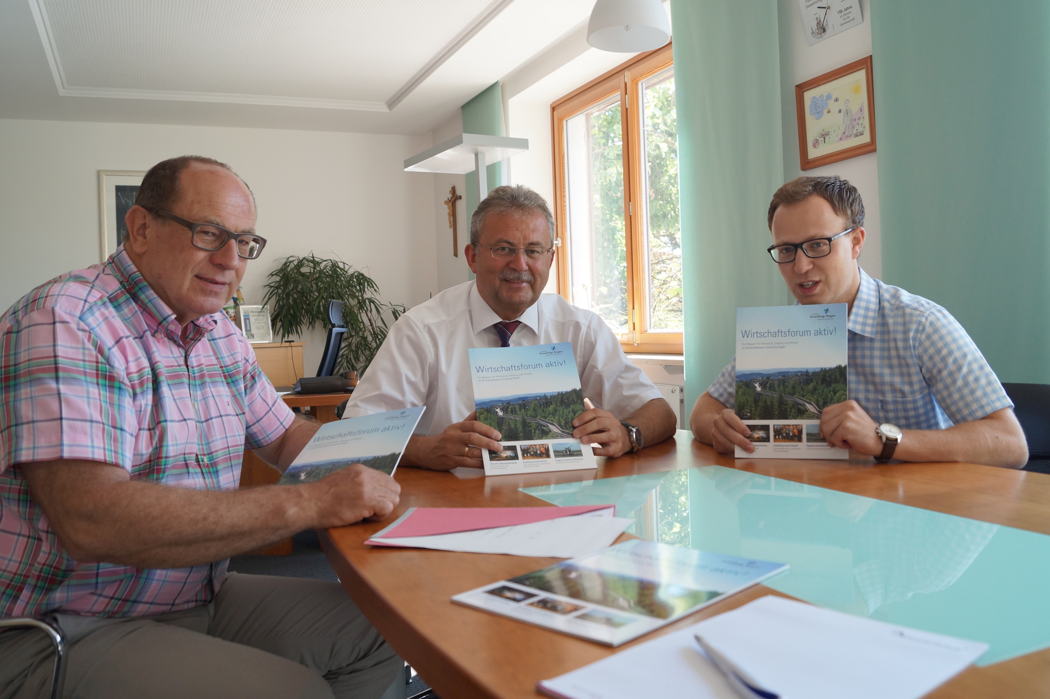 Die Verantwortlichen von Wirtschaftsforum Aktiv! bei der offiziellen Übergabe im Büro des Landrats. Von links nach rechts: Wirtschaftsreferent Erich Brunner, Landrat Josef Laumer, Abteilungsleiter Florian Hölzl.