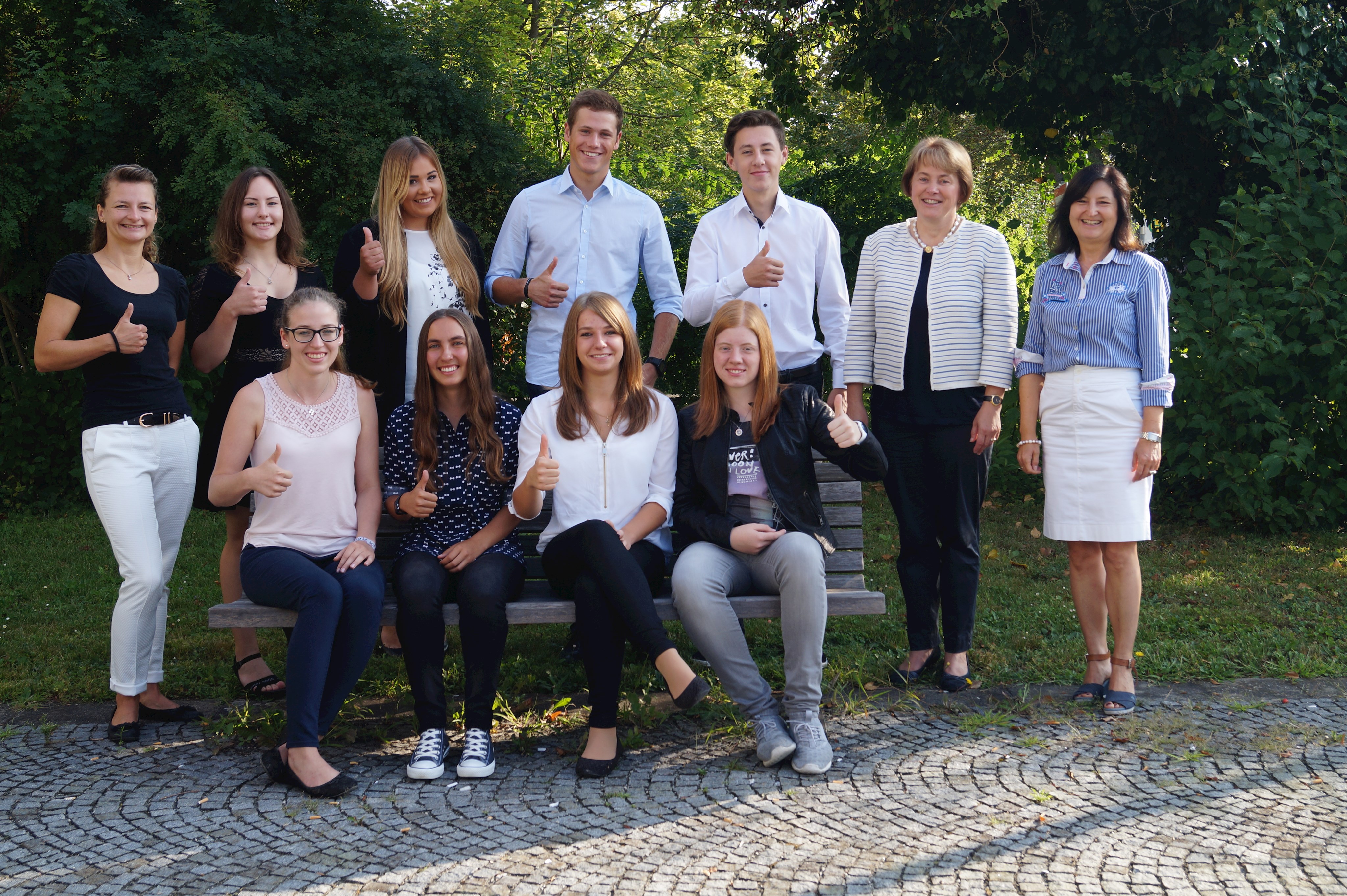 Die Azubis und Anwärter nach Gelöbnis und Vereidigung. Erste Reihe vorne von links nach rechts: Michaela Groß, Julia Dervishi, Anja Grundner, Lena Schmalzl. Dahinter stehend: Sabrina Balk, Carola Rath, Nicole Siudeja, Stefan Falk, Thomas Schambeck, stellvertretende Landrätin Barbara Unger und Ausbildungsleiterin Cornelia Wunsch-Träxler.