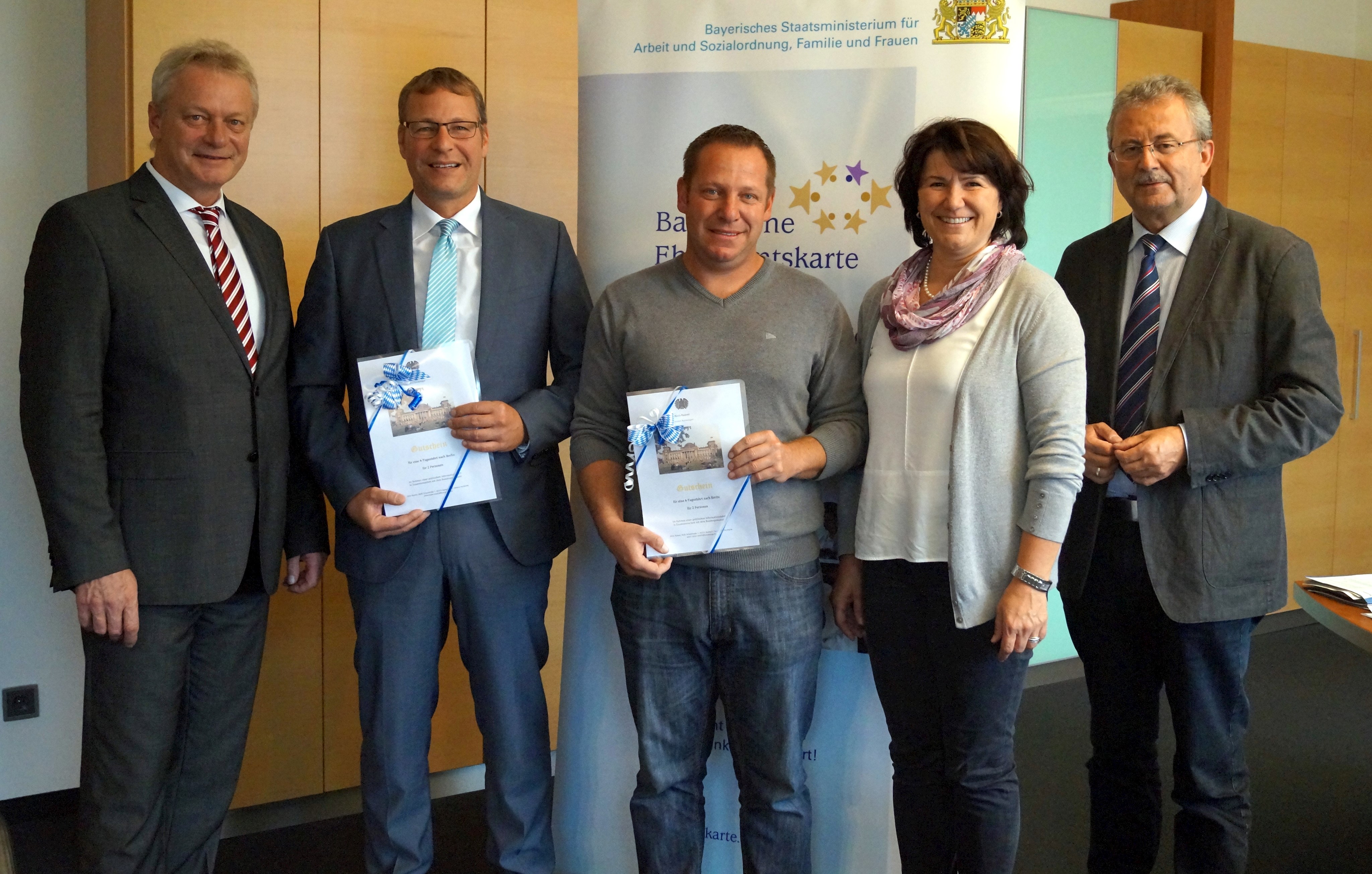 Die Gewinner der Berlinfahrt Michael Friedl und Josef Solleder (2. und 3. von links mit MdB Alois Rainer, Gertraud Seifert vom Treffpunkt Ehrenamt sowie Landrat Josef Laumer.