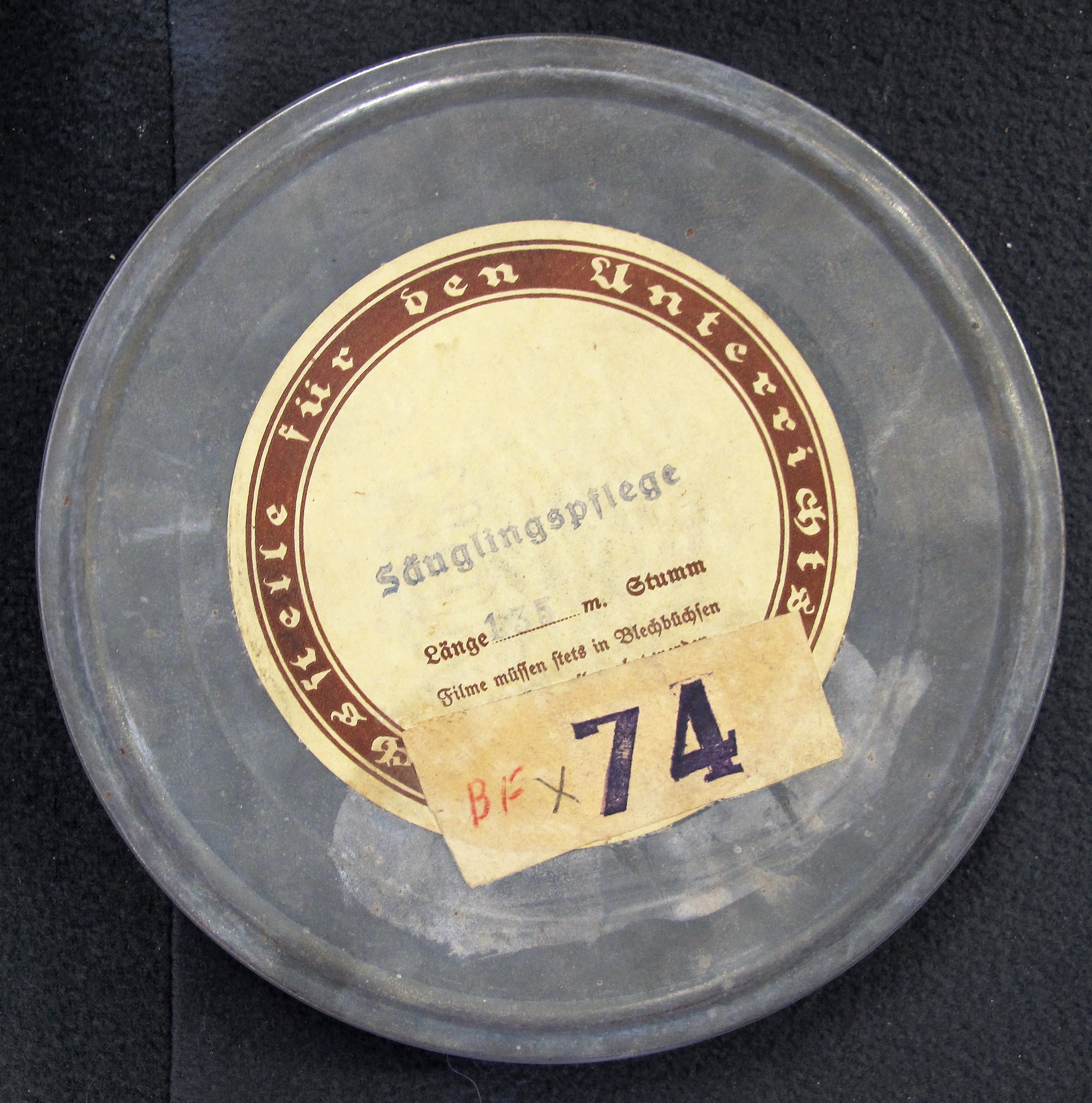 Filmdose eines „Unterrichtsfilmes“ aus den 1930er Jahren, stammend aus der aufgelassenen Kreisbildstelle Bogen Filmdose eines „Unterrichtsfilmes“ aus den 1930er Jahren, stammend aus der aufgelassenen Kreisbildstelle Bogen