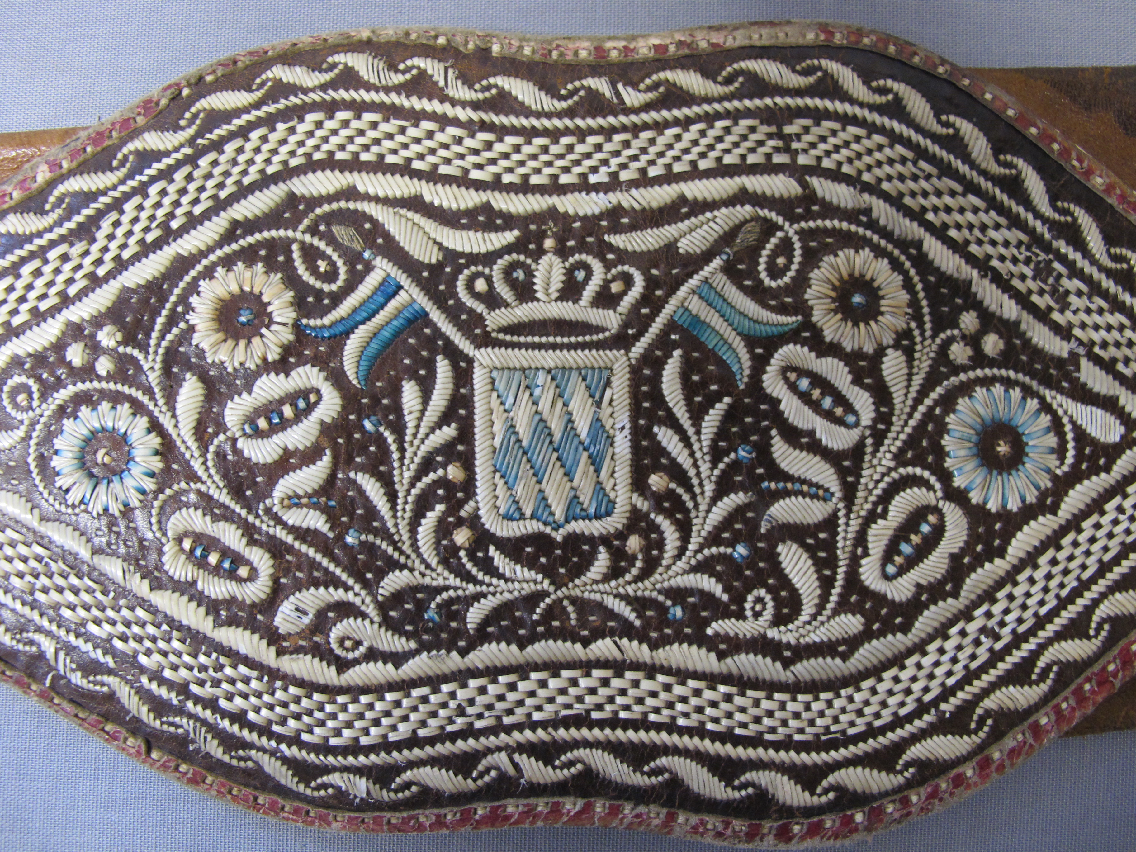 „Geldkatze“ mit Rautenwappen in Federkielstickerei, 19. Jahrhundert „Geldkatze“ mit Rautenwappen in Federkielstickerei, 19. Jahrhundert