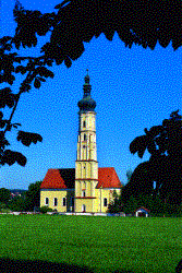 Blick auf die Pfarrkirche in Westen, zwischen Ober- u. Niederlindhart gelegen, wo sich in dieser Gegend im Sommer 740 der Hl. Willibald mit Bonifatius und Suidger getroffen haben soll. (Foto K. Böhm)