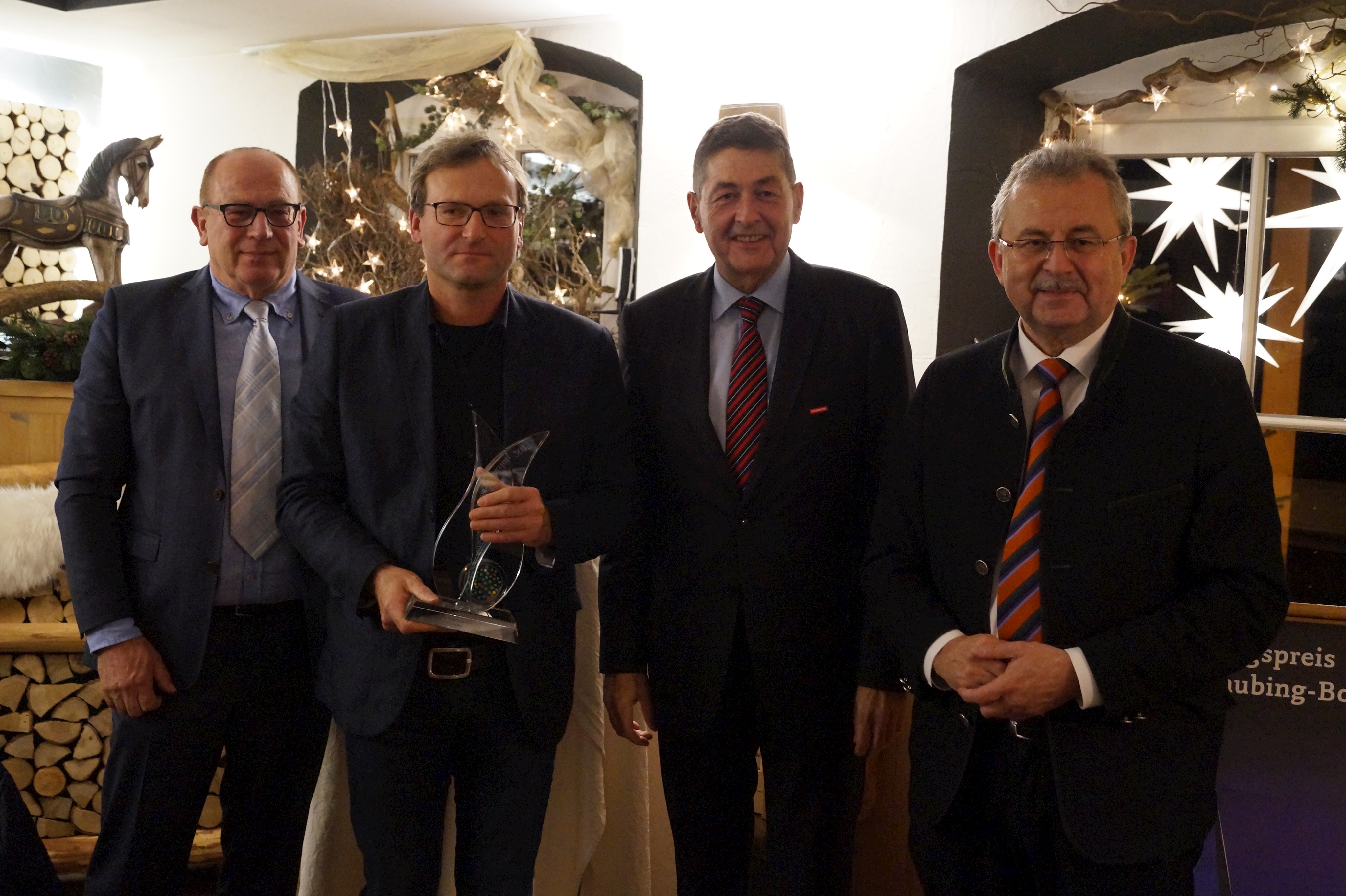 Robert Hundacker, Prokurist der Justland GmbH, nimmt den Ausbildungspreis Inklusion entgegen