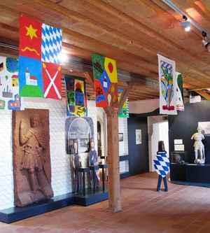 Innenraum Museum mit Flaggen zum Landkreisjubiläum 2012 Verschiedene Fahnen im Museum