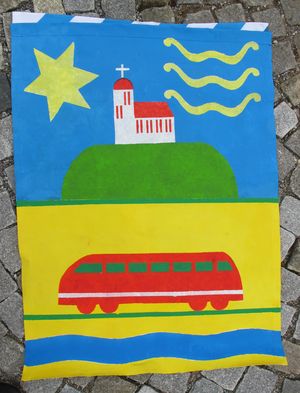 Flagge Bogenberg mit Triebwagen im Vordergrund Fahne, Bogenberg mit Zug im Vordergrund