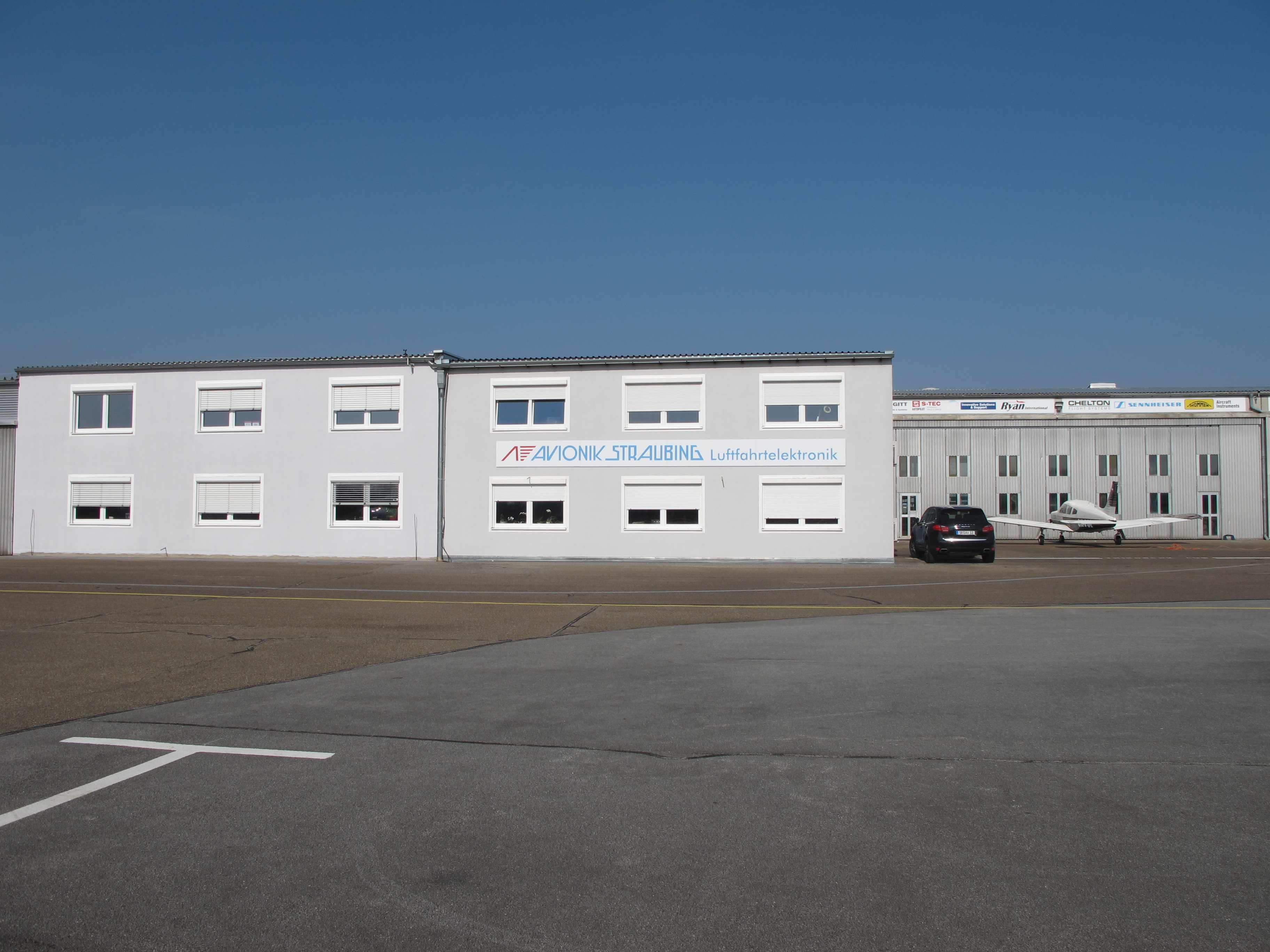 Aufnahme des Betriebsgebäudes der Firma Avionik am Flughafen in Atting.