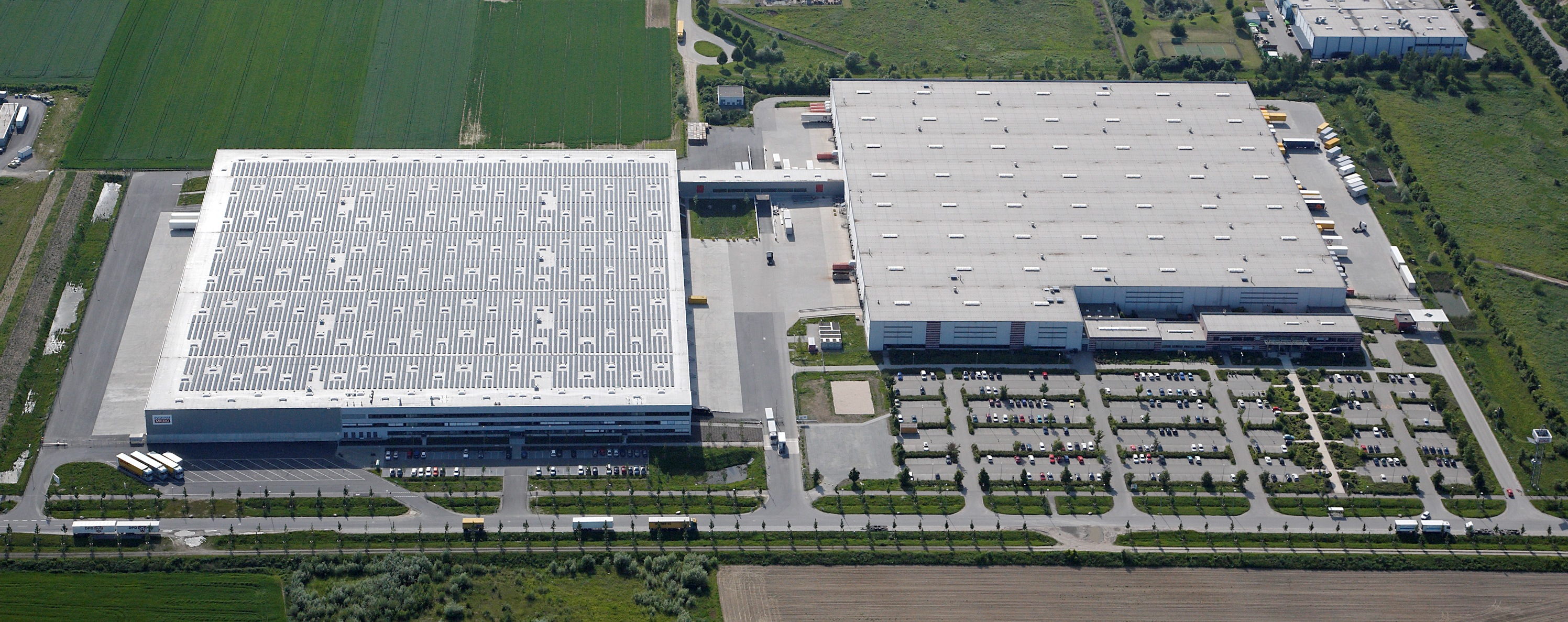 Luftbildaufnahme des Betriebsgeländes der Firma Ingram Micro im Hafen Straubing-Sand.