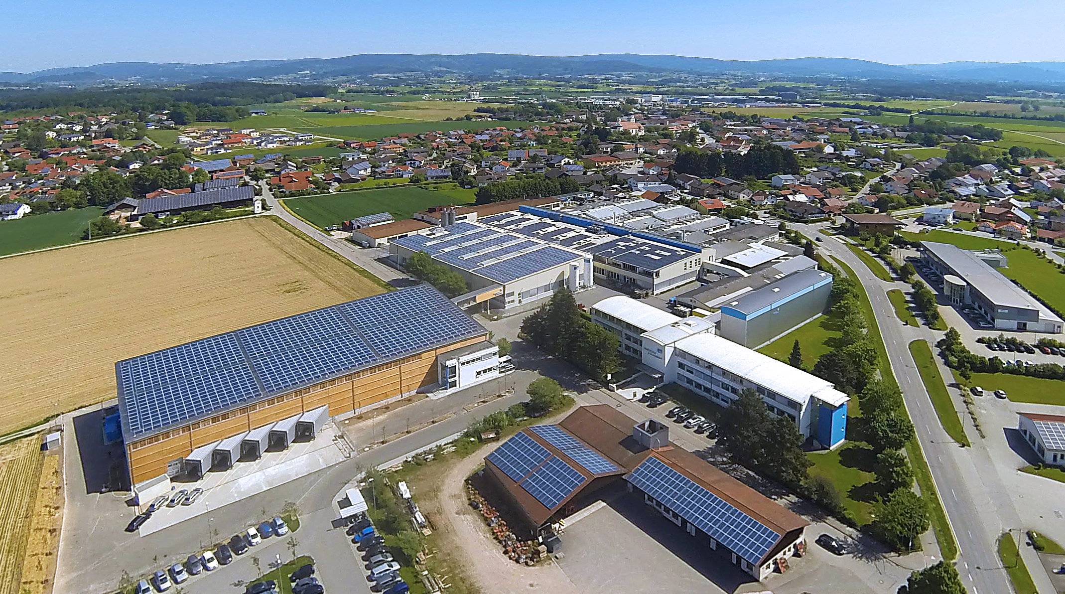 Auf rund 43.500 m2 erstreckt sich das Firmengelände von Wallstabe & Schneider am Ortsrand von Niederwinkling. Dazu gehören 11 Produktionshallen, ein Logistikzentrum, ein Verwaltungsgebäude sowie die Firmenparkplätze.