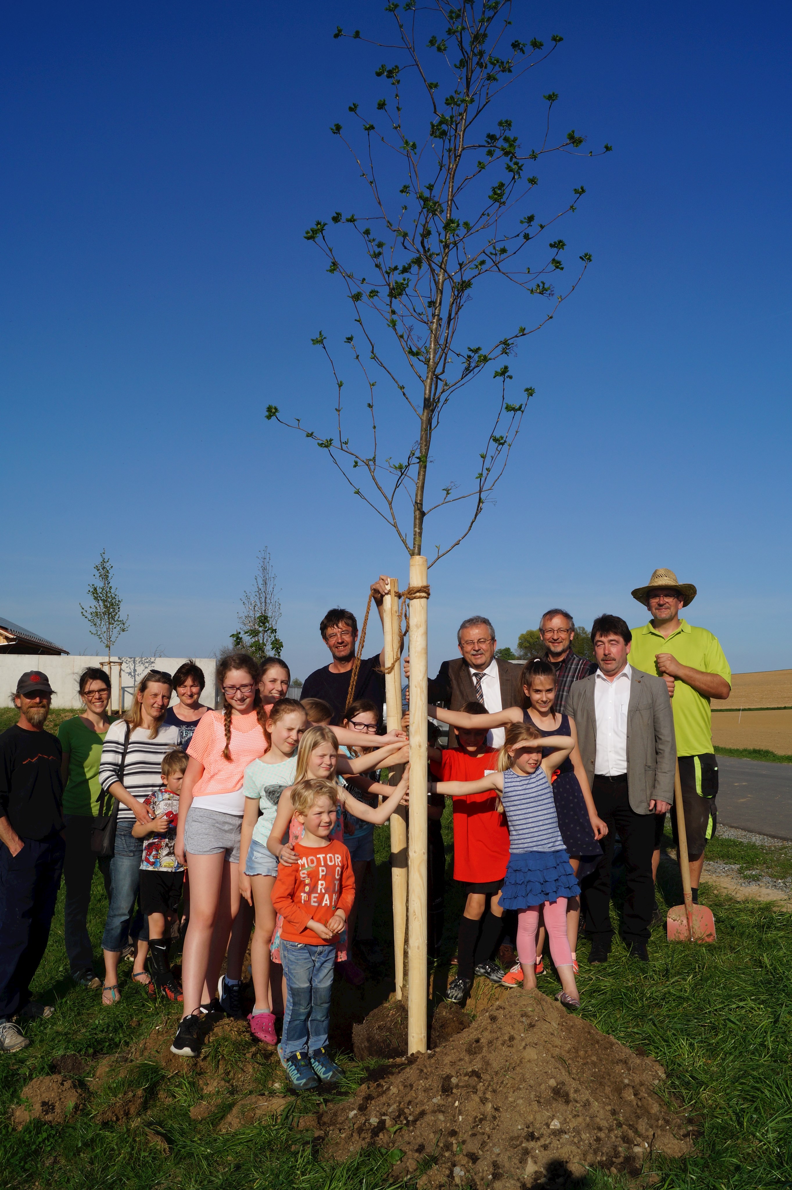 Mitglieder des OGV Gartenkauz um den 1. Vorstand Manfred Gierl (hinten mitte) und die 2. Vorsitzende Bärbel Waschko (3. von links) bei der Pflanzaktion gemeinsam mit Landrat Josef Laumer (hinten 4. von rechts), Bürgermeister Alfons Neumeier (2. von rechts) und Kreisfachberater Johann Niedernhuber (3. von rechts) bei der Pflanzung der Eberesche.