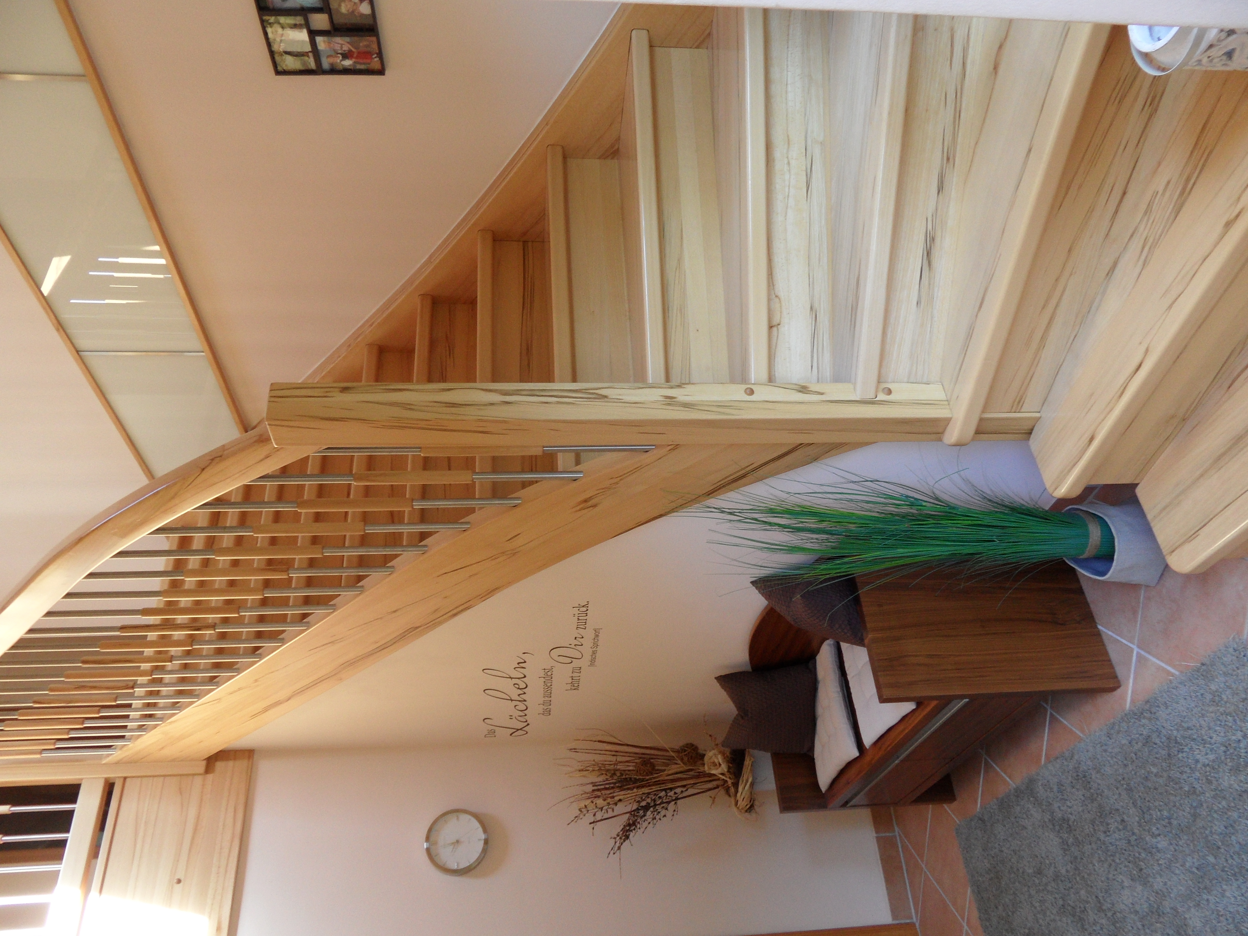 Bild eine Treppe mit Holzgeländer und Holz-Metall-Stäben