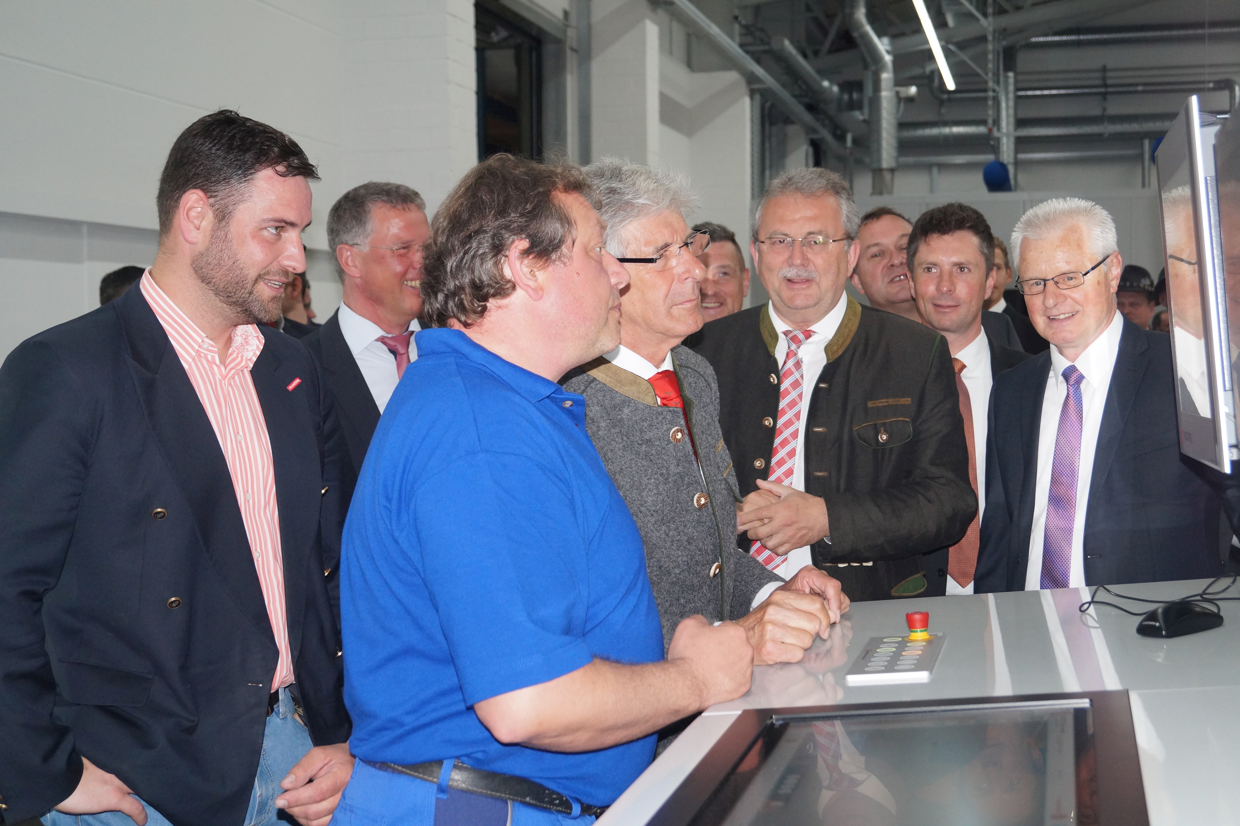 Landrat Josef Laumer und Wirtschaftsreferent Martin Köck bei der Inbetriebnahme der neuen Druckmaschine der Firma Bischof + Klein im Werk in Konzell