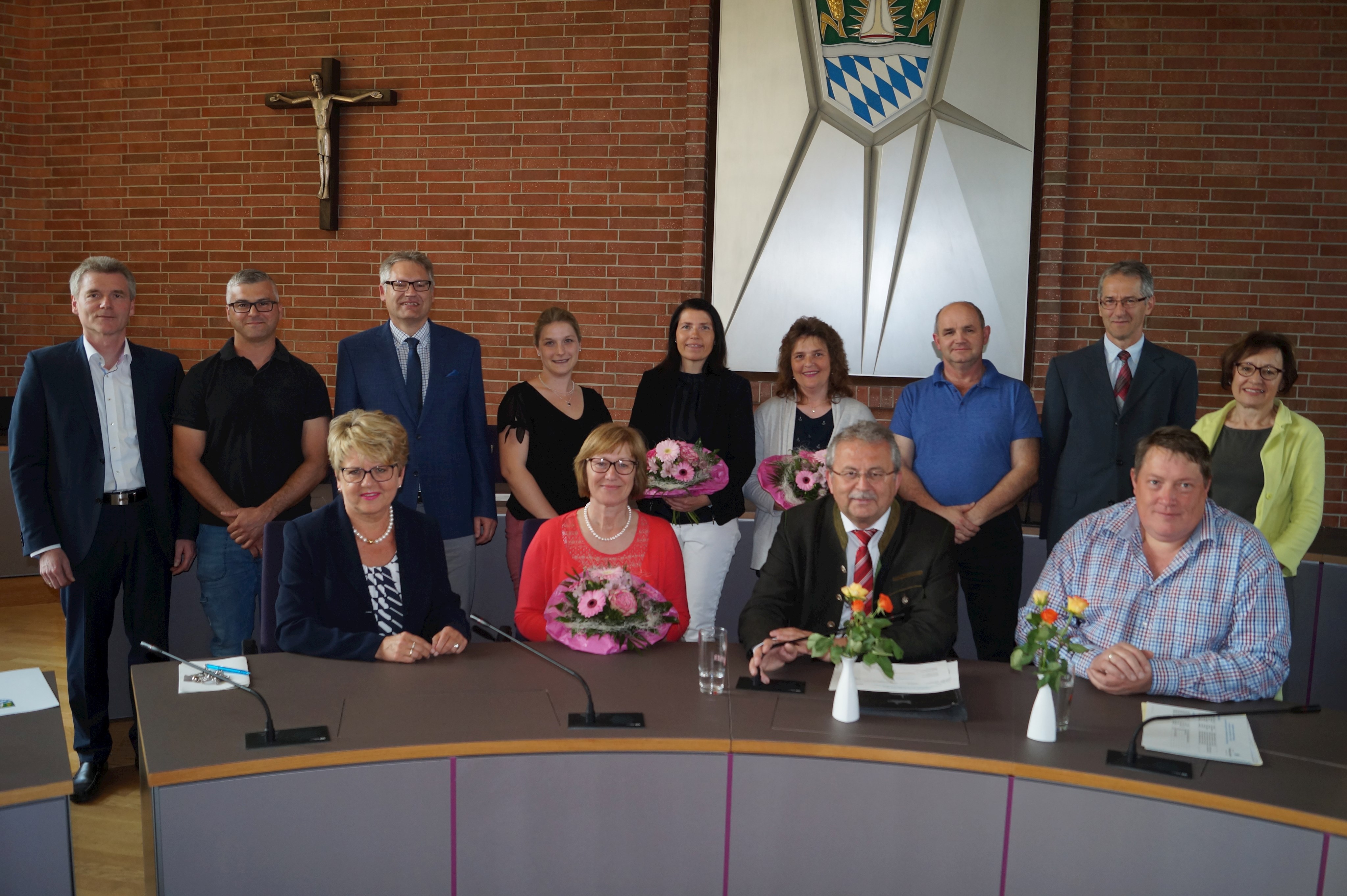 Die Ausgezeichneten gemeinsam mit ihren Vorgesetzten und Landrat Josef Laumer (sitzend, 2. von rechts), der Leiterin der Haupt- und Personalverwaltung, Karin Wutzlhofer (sitzend ganz links) und dem Personalratsvorsitzenden Alexander Penzkofer (sitzend rechts).