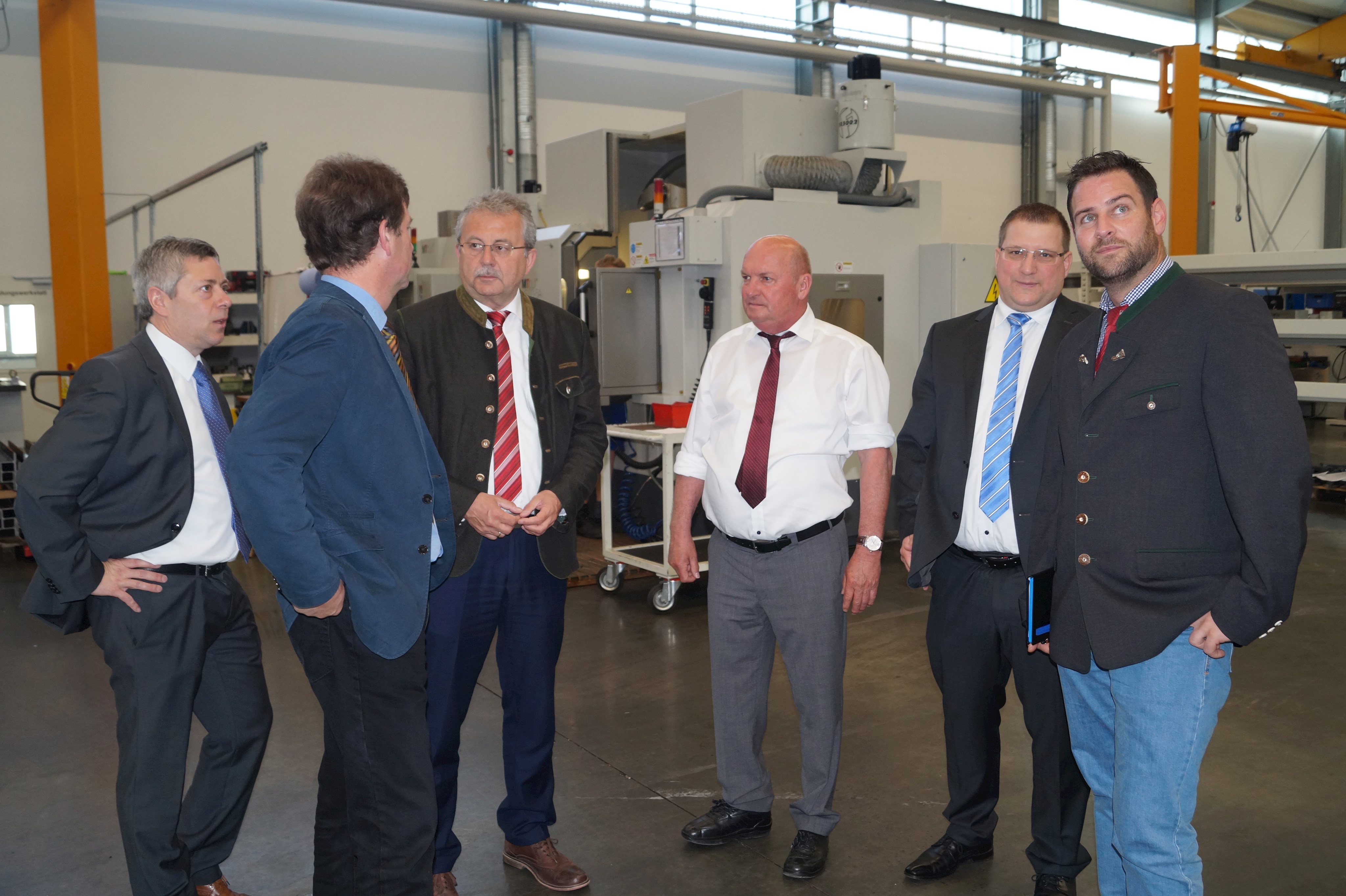 Landrat Josef Laumer (3. von links) und Wirtschaftsreferent Martin Köck (ganz rechts) mit den Vertretern von Moll Automatisierung GmbH bei der Betriebsbesichtigung auf dem Werksgelände der Firma.
