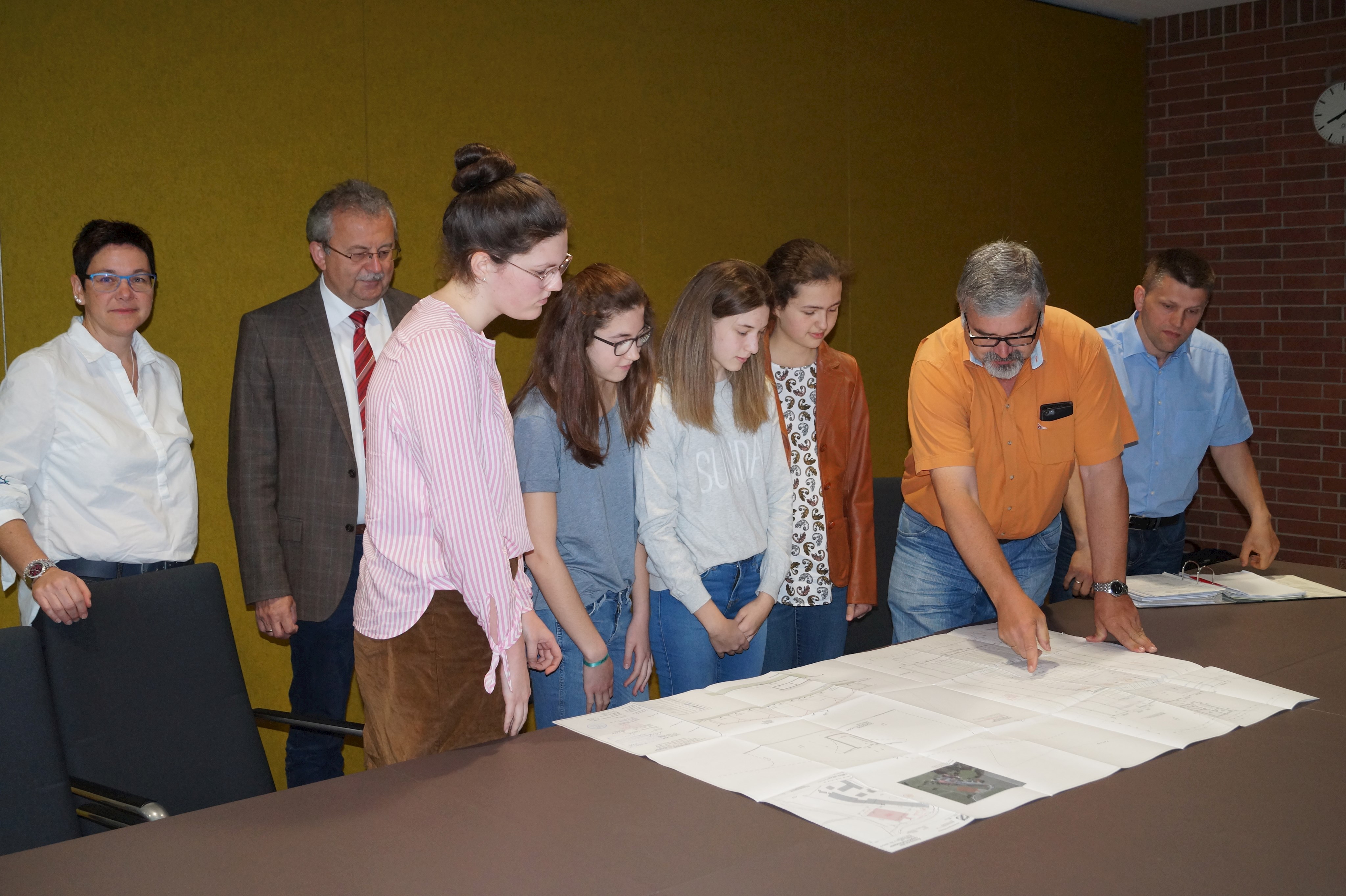 Girls Day 2018 Wasserwirtschaft.JPG Sachgruppenleiter Siegfried Ammer zeigt den Teilnehmerinnen am Girls Day den Plan eines Hofes, um seine Tätigkeit zu erklären.