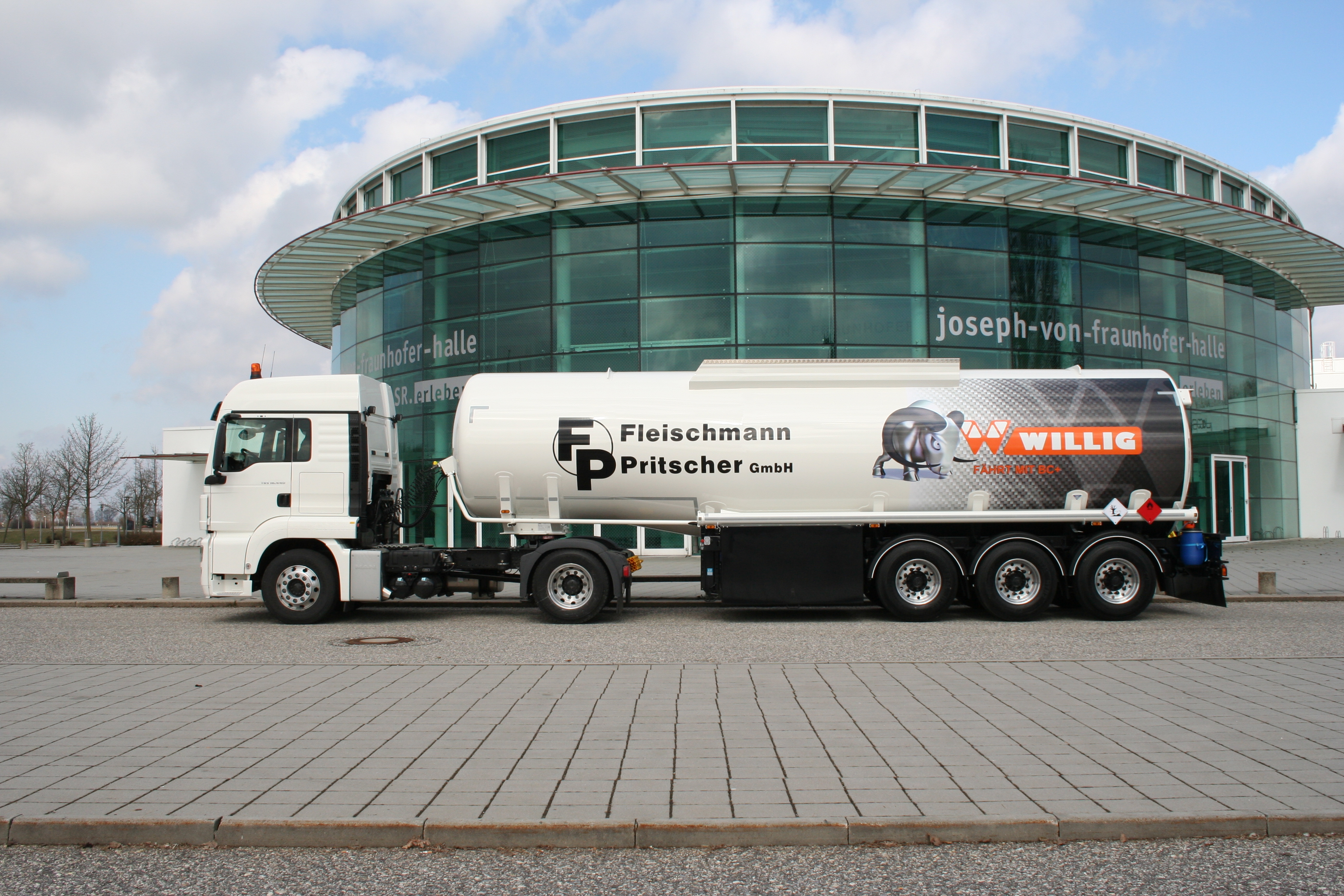 Sattelzug mit einem Tankauflieger der Firma WILLIG, im Hintergrund die Josef-von-Fraunhofer-Halle