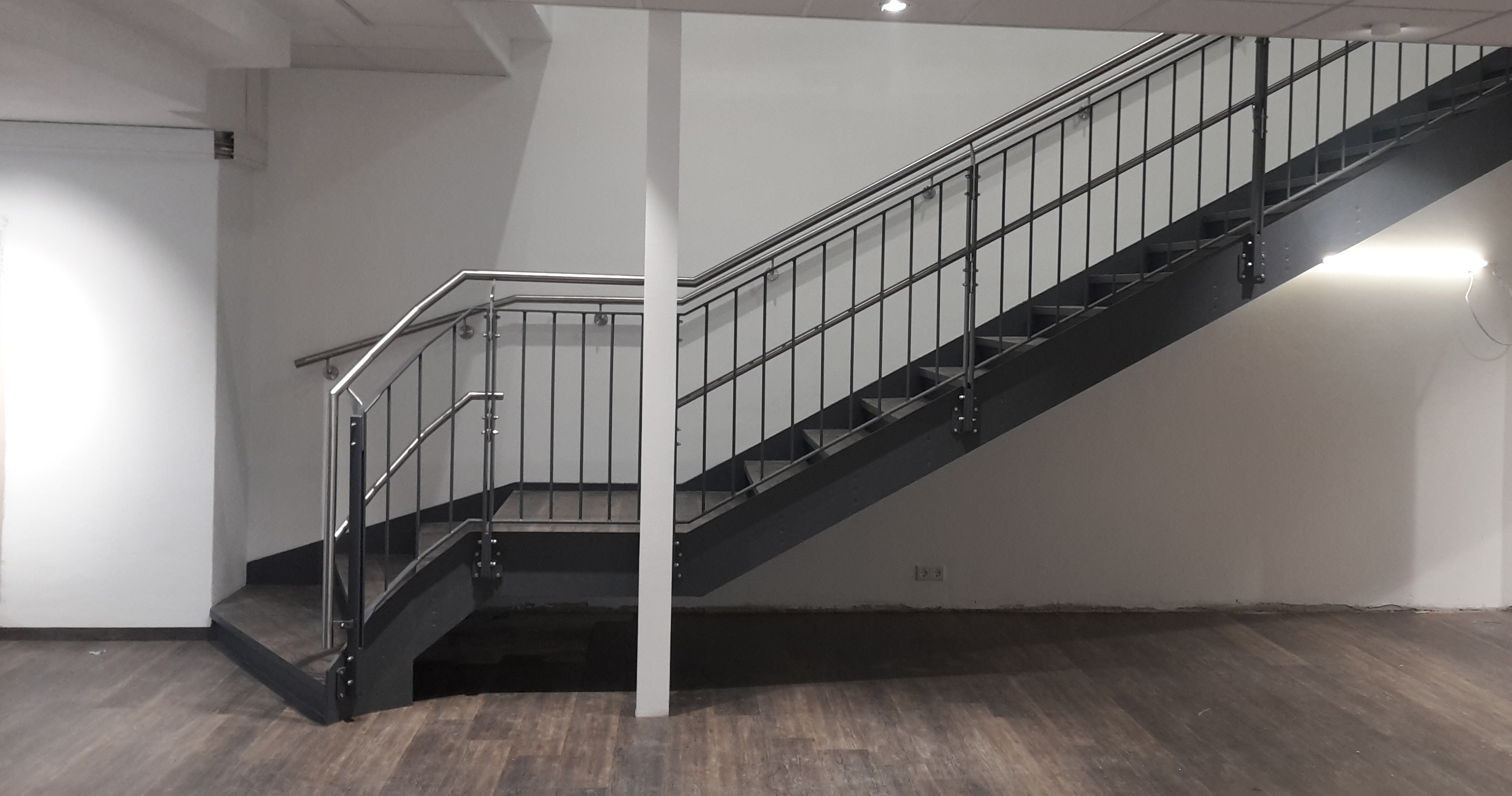 Treppe für den Aufgang in den ersten Stock im Fachgeschäft Haus des Kindes