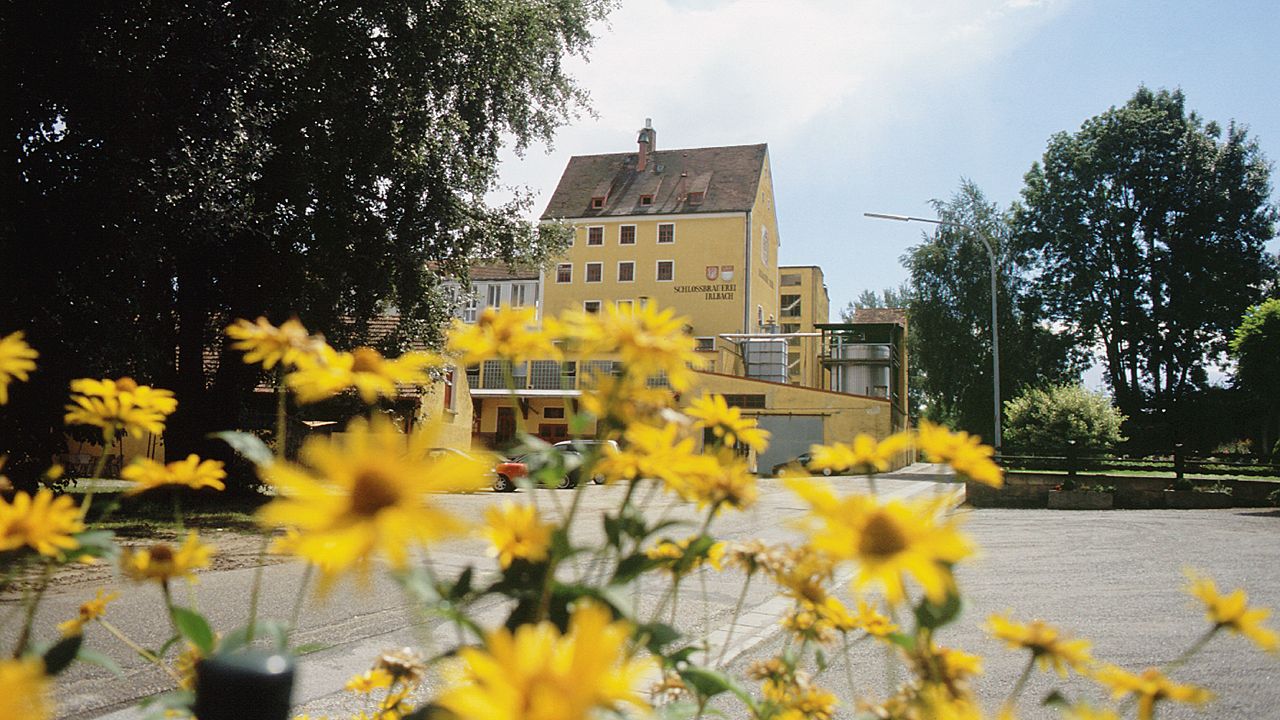 Blick auf das Betriebsgebäude der Schlossbrauerei Irlbach.