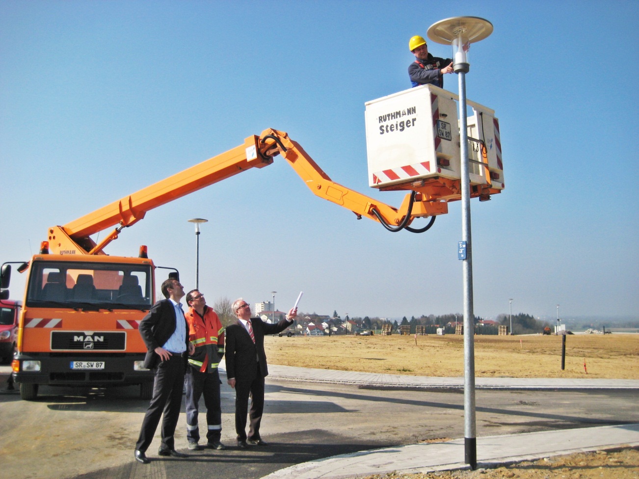 Wartungsarbeiten an einer Straßenbeleuchtung