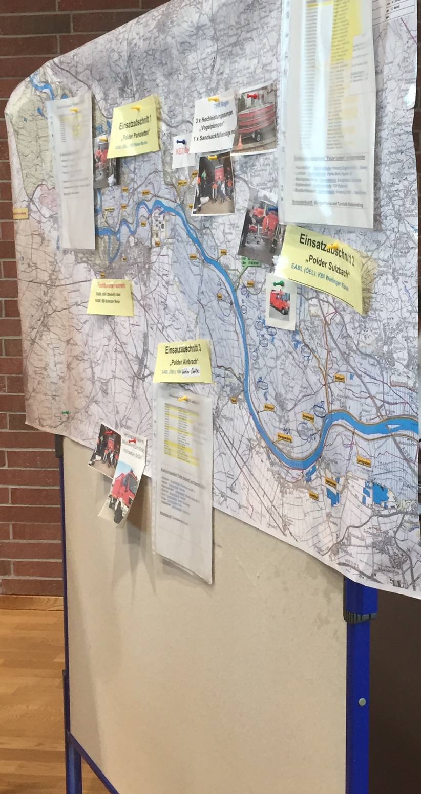An Karten wurde mit den Teilnehmern die Situation bei Hochwasser an den unterschiedlichen Einsatzorten durchgespielt.