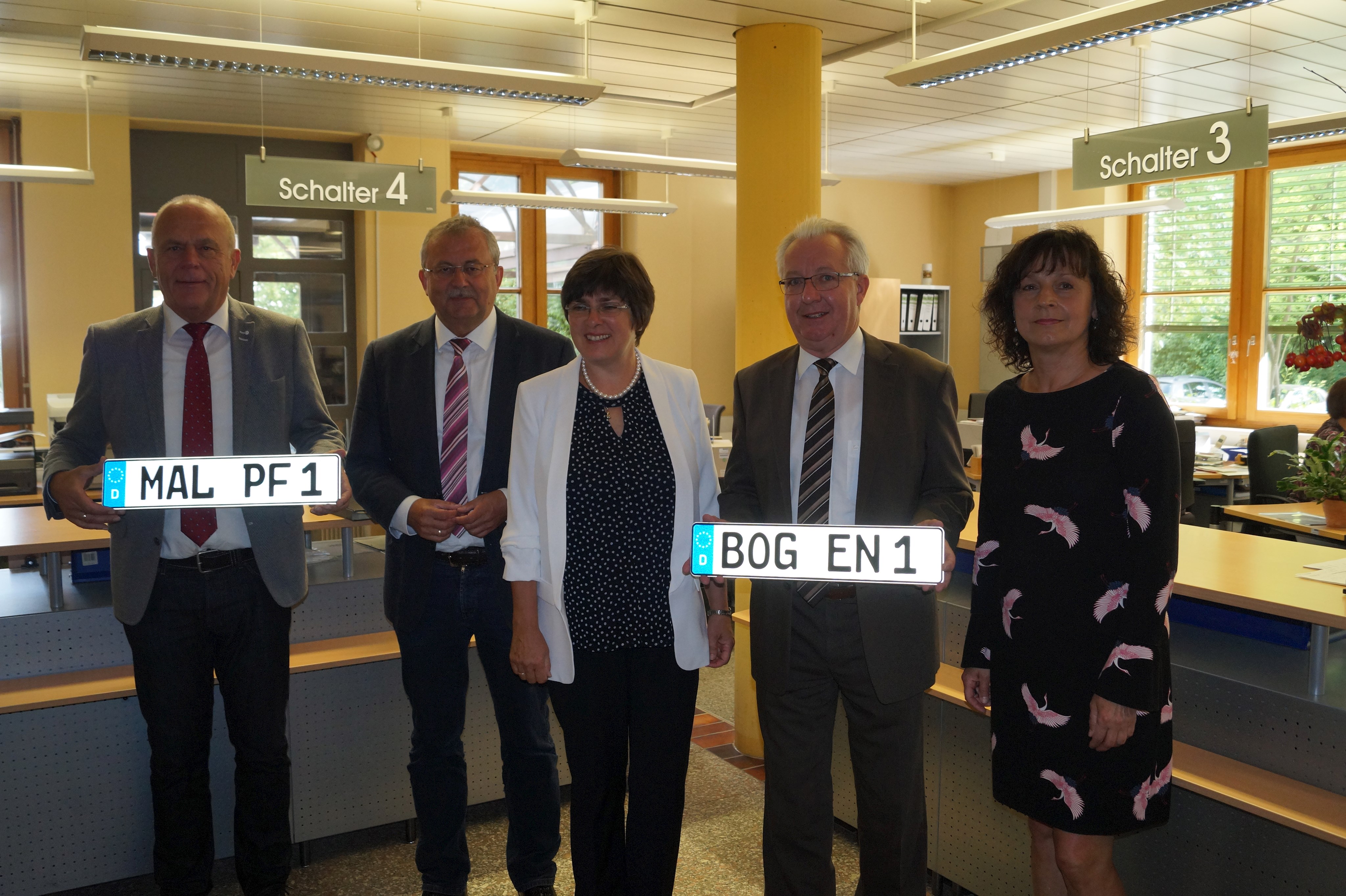 Karl Wellenhofer (Bürgermeister Mallersdorf-Pfaffenberg), Landrat Josef Laumer, Rita Kienberger (Leiterin Sachgebiet Verkehrswesen am Landratsamt, Franz Schedlbauer (Bürgermeister Bogen) und Silvia Spießl (Leiterin der Zulassungsstelle) nach dem Pressegespräch in der Zulassungsstelle des Landratsamtes mit den ersten symbolischen Schildern.