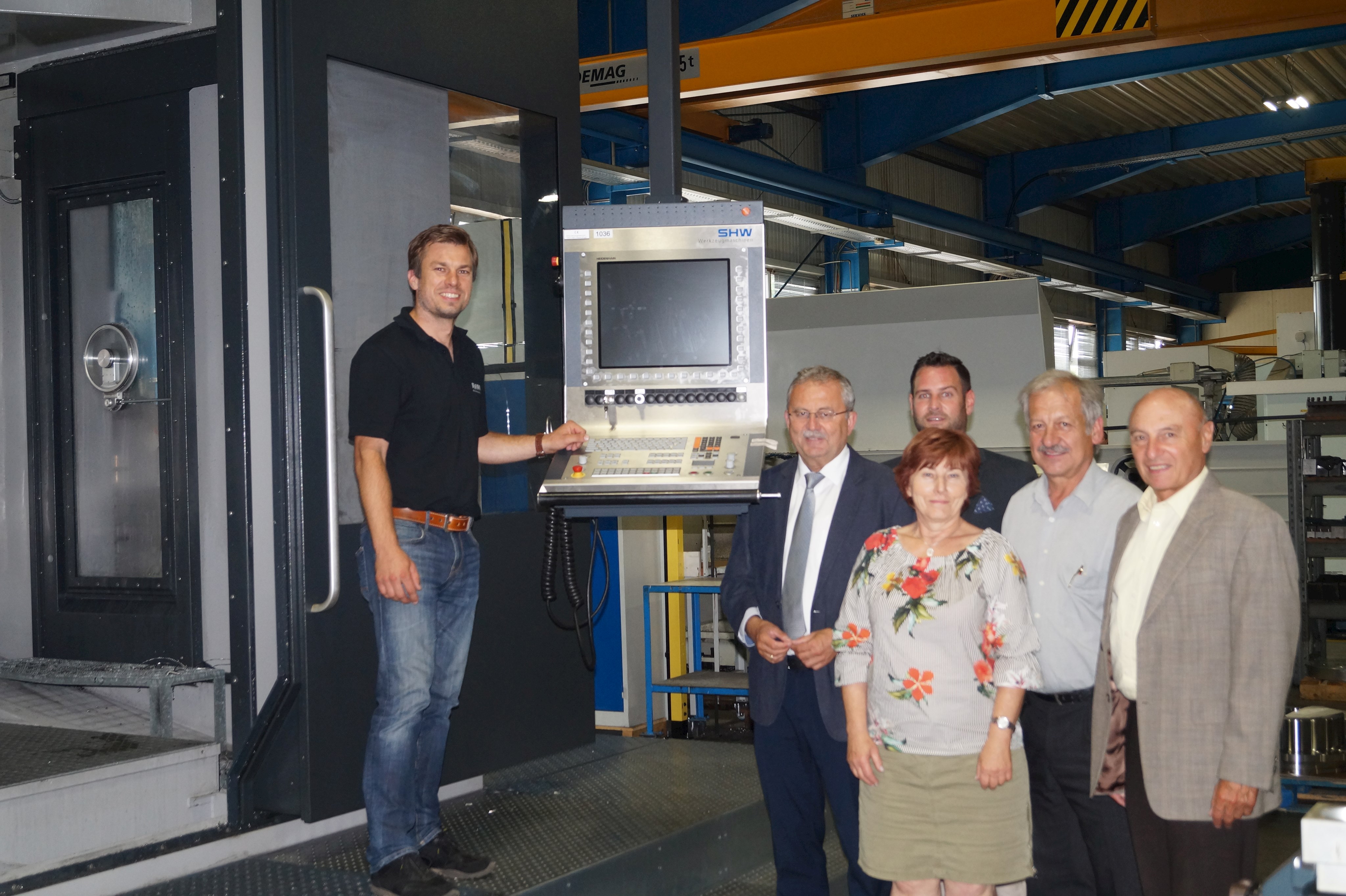 Klaus Rappl, Landrat Josef Laumer, Petra Rappl, Wirtschaftsreferent Martin Köck, Anton Rappl und Kirchroths Bürgermeister Josef Wallner (von links) in einer der Fertigungshallen der Rappl Maschinenbau GmbH vor einer der Anlagen.