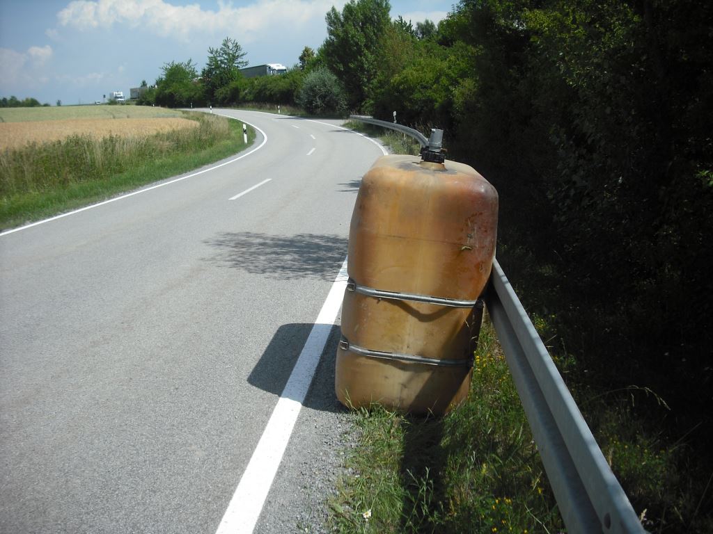 Ein Tank, illegal am Straßenrand abgestellt