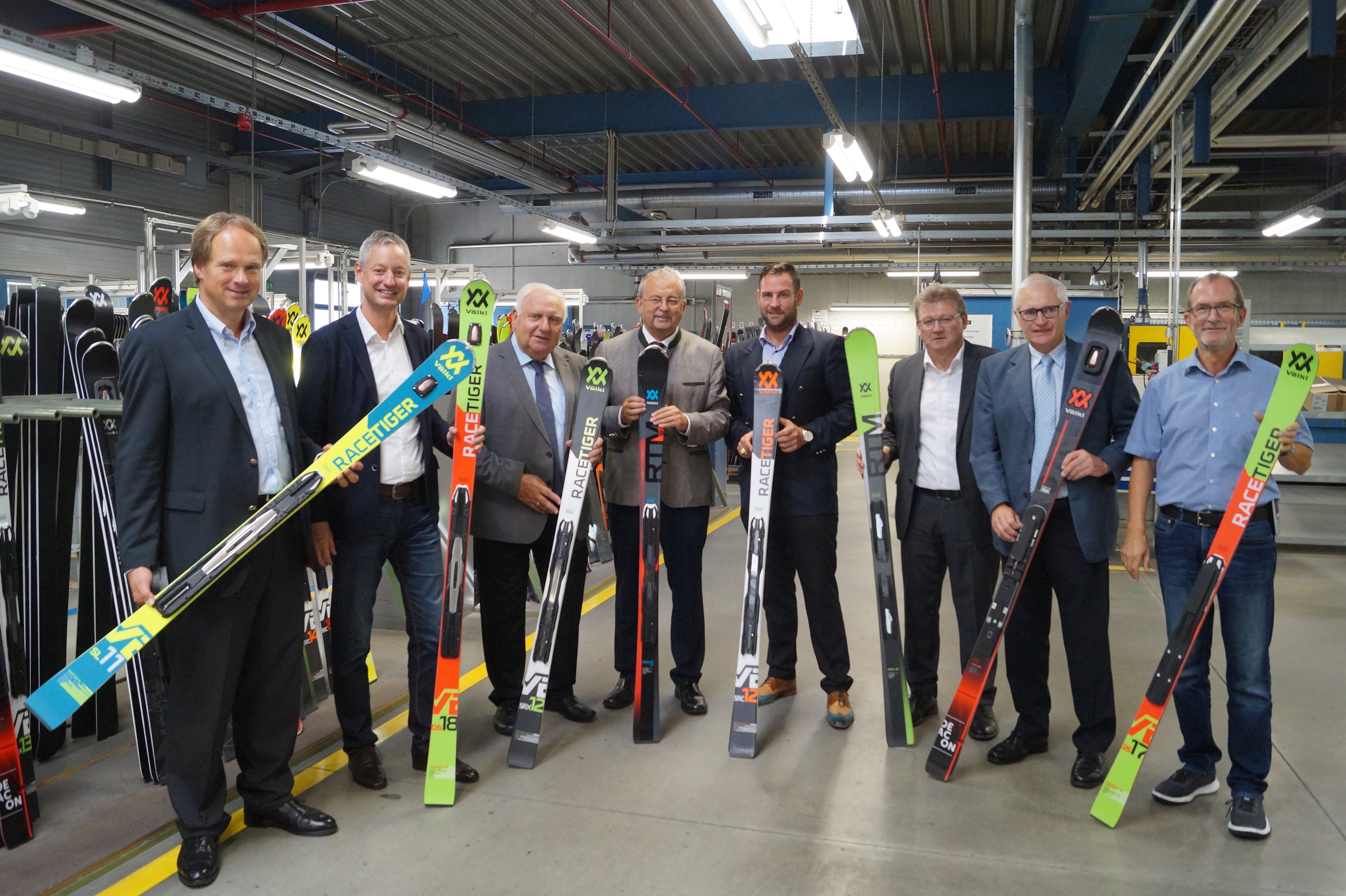 Dr. Christoph Bronder (President + CEO Marker Dalbello Völkl), Oberbürgermeister Markus Pannermayr, Aiterhofens Bürgermeister Manfred Krä, Landrat Josef Laumer, Martin Köck (Wirtschaftsreferent Landkreis Straubing-Bogen), Klaus Achatz (Sach-gebietsleiter Wirtschaft, Touristik, Regionalentwicklung am Landratsamt Straubing-Bogen), Berufsmäßiger Stadtrat Alois Lermer und Helmut Jakoby (Technischer Leiter Völkl, von links) in den Produktionshallen mit Skiern aus dem Hause Völkl.