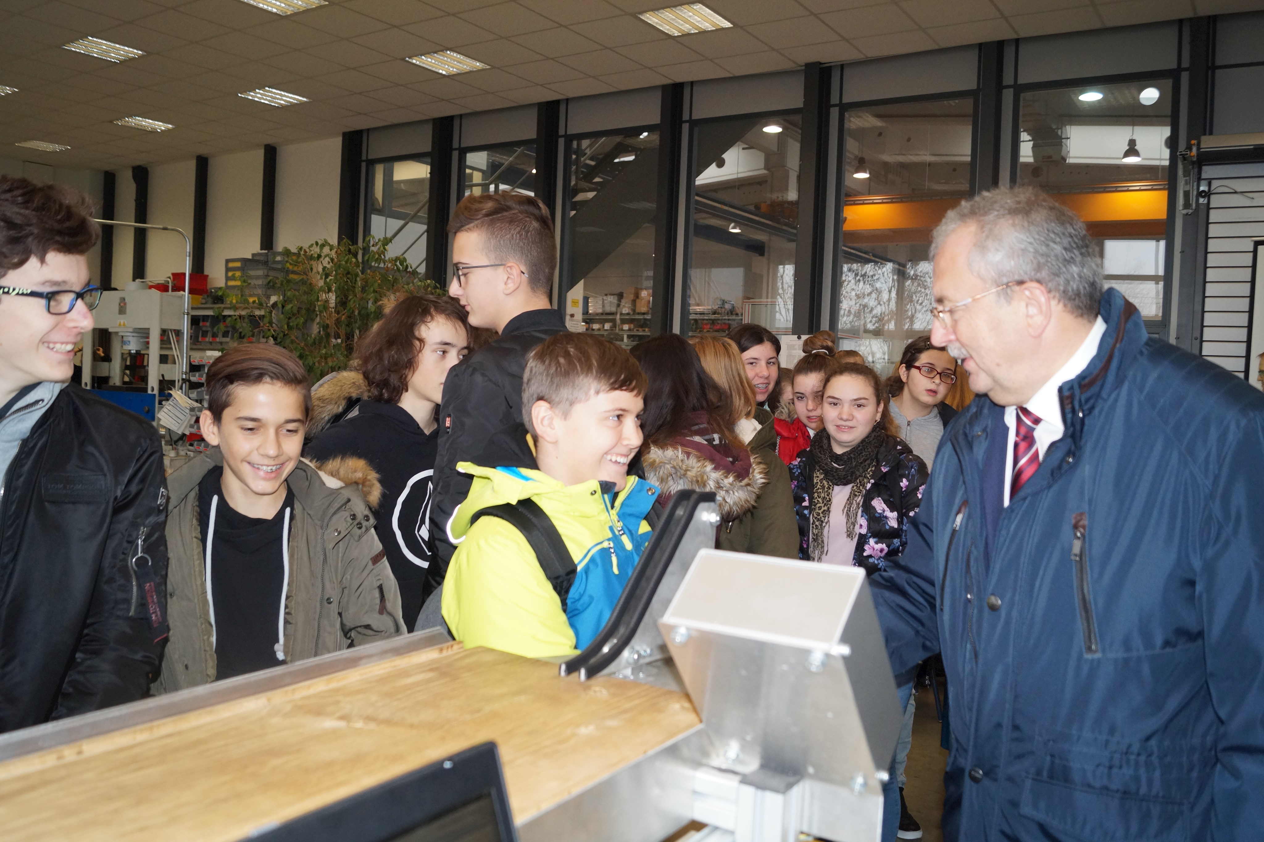 Landrat Josef Laumer im Gespräch mit Schülerinnen und Schüler bei der Sturm Holding in Salching.