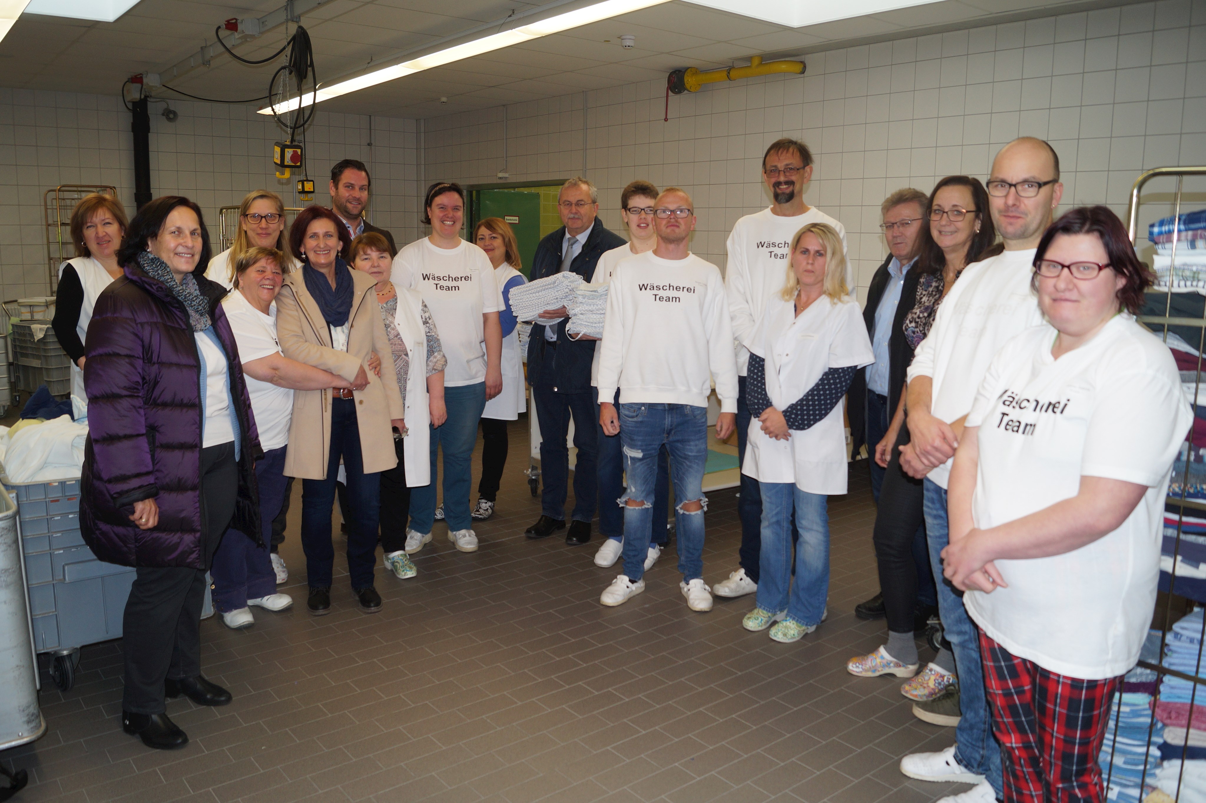 Besuch in den KJF Werkstätten: Das Team in der Wäscherei begrüßte Landrat Josef Laumer mit seinen Mitarbeitern. Mit im Bild auch Evi Feldmeier und Ingrid Schultes.