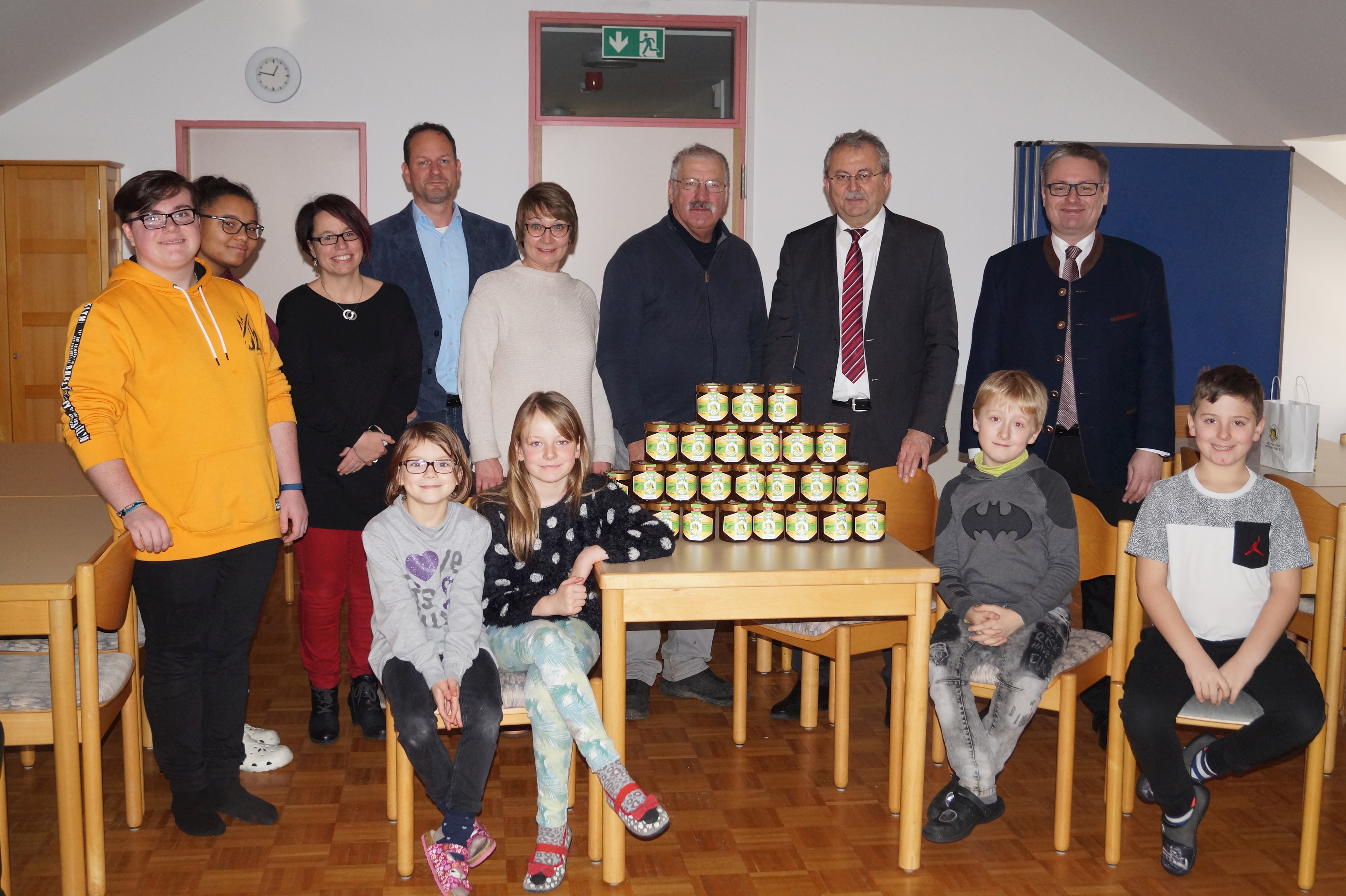 MdL Josef Zellmeier, Landrat Josef Laumer, Josef Brem (Vorsitzender Imkerverein Steinburg-Neukirchen), Andrea Semmelmann (Leiterin des Kreiskinderhauses), Alexander Paulus (Vorstandsmitglied Imkerverein Steinburg-Neukirchen, hinten von links) mit Mitarbeitern und Kindern des Kreiskinderhauses bei der Übergabe der Honigspende.