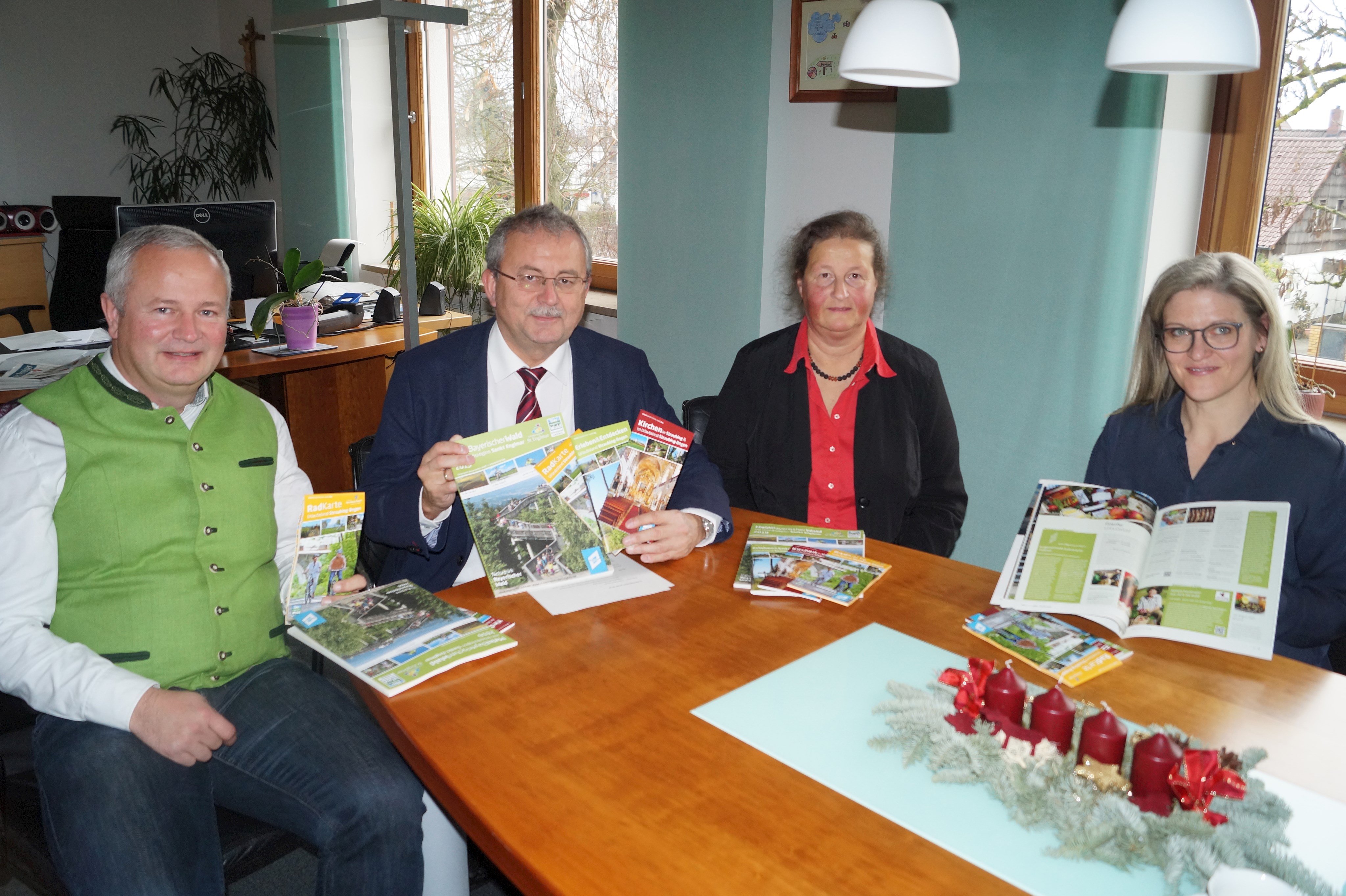 Foto: Anton Piermeier (Bürgermeister Sankt Englmar), Landrat Josef Laumer, Birgit von Byern (Tourismusreferentin des Landkreises) und Astrid Piermeier (Leiterin der Tourist-Information Sankt Englmar, von links) bei der Vorstellung der neuen Broschüren im Büro des Landrats.