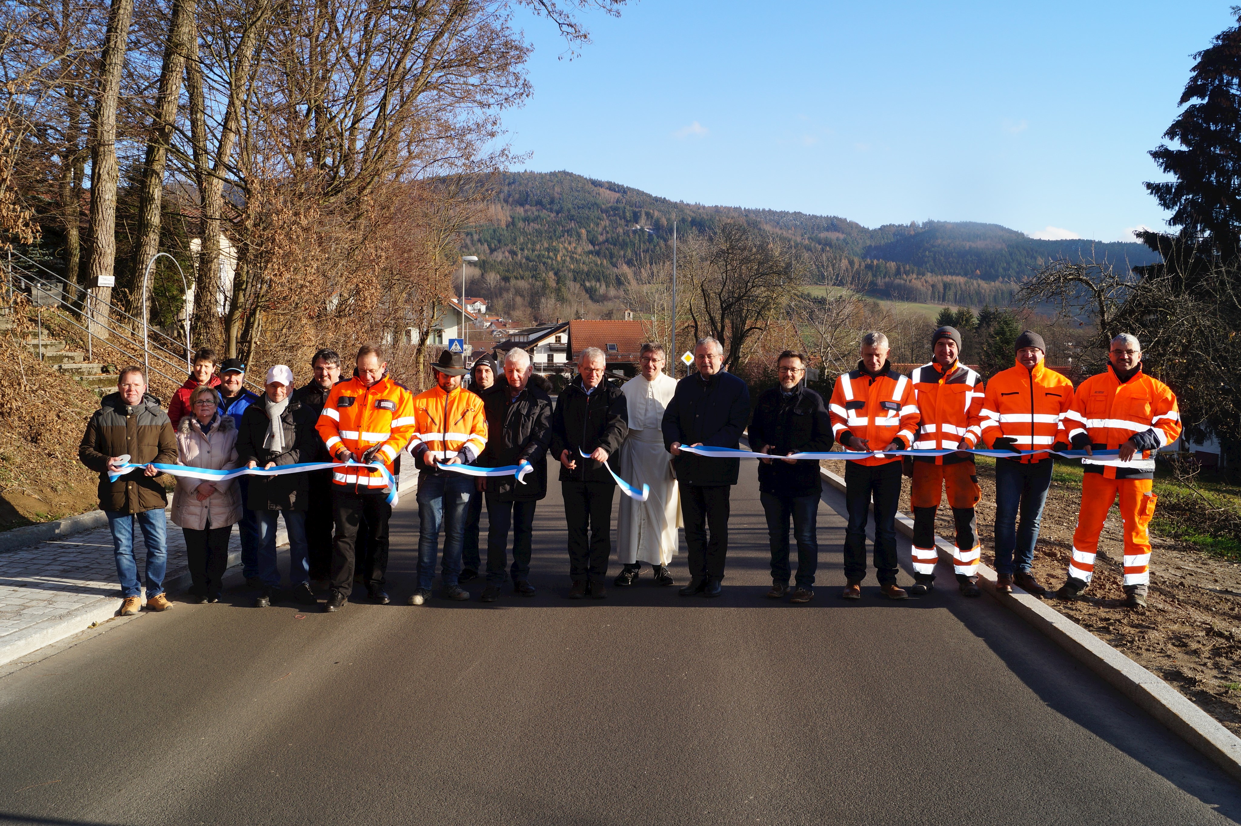 Offizielle Verkehrsfreigabe auf der SR 13 im Beisein von Landrat Josef Laumer, Bürgermeister Rudi Seidenader, 2. Bürgermeister Hans Liebl, Vertretern des Gemeinderates, der Tiefbauverwaltung des Landratsamtes und der am Bau beteiligten Firmen sowie Pater Simeon Rupprecht.