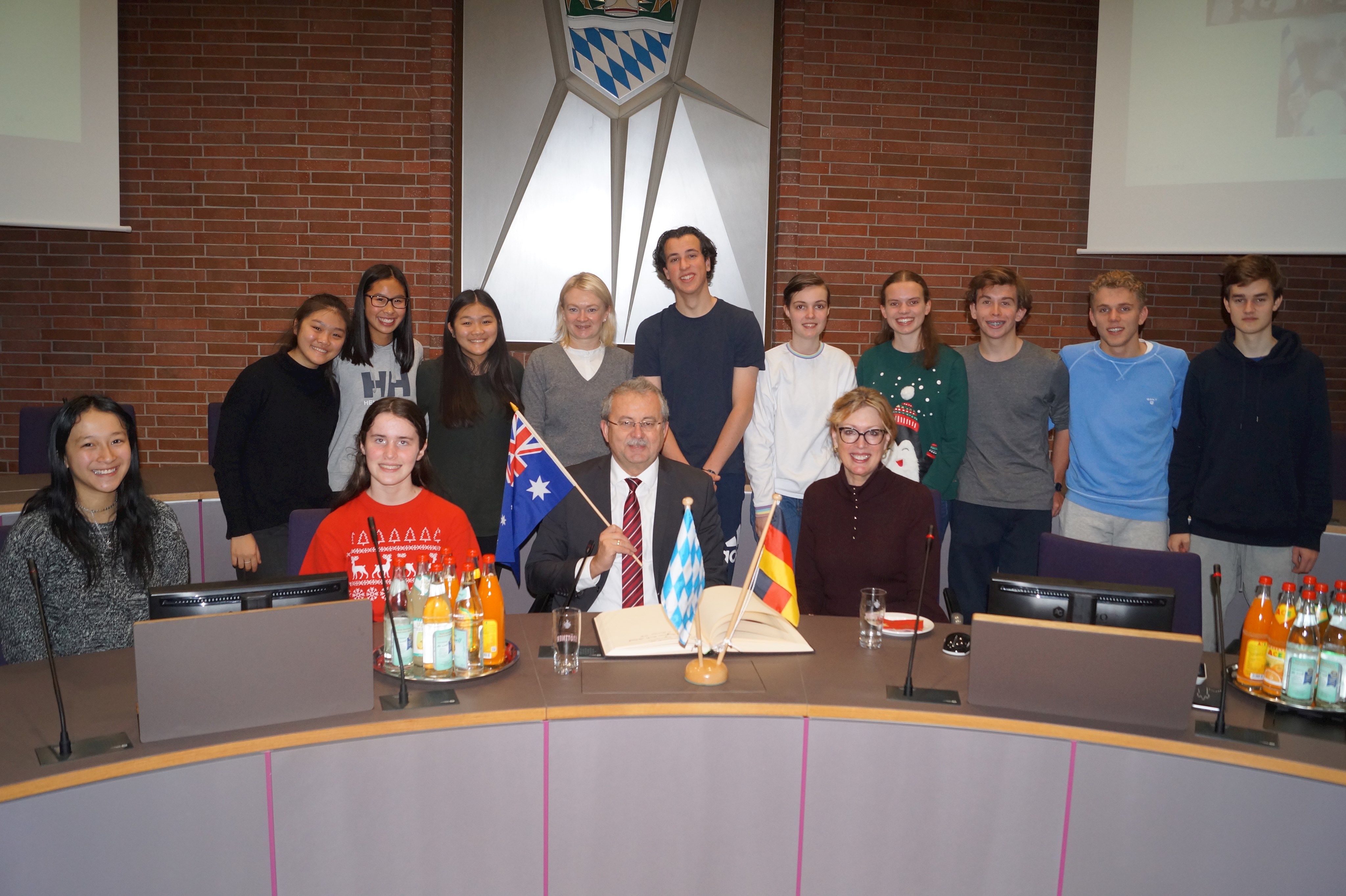 Die australischen Gastschüler/innen im Sitzungssaal des Landratsamts mit ihrer Begleitlehrerin Dianne Tamburro (sitzend ganz rechts), Landrat Josef Laumer (sitzend 2. von rechts) und Christine Sommerfeld vom Veit-Höser-Gymnasium Bogen (stehend 4. von links).