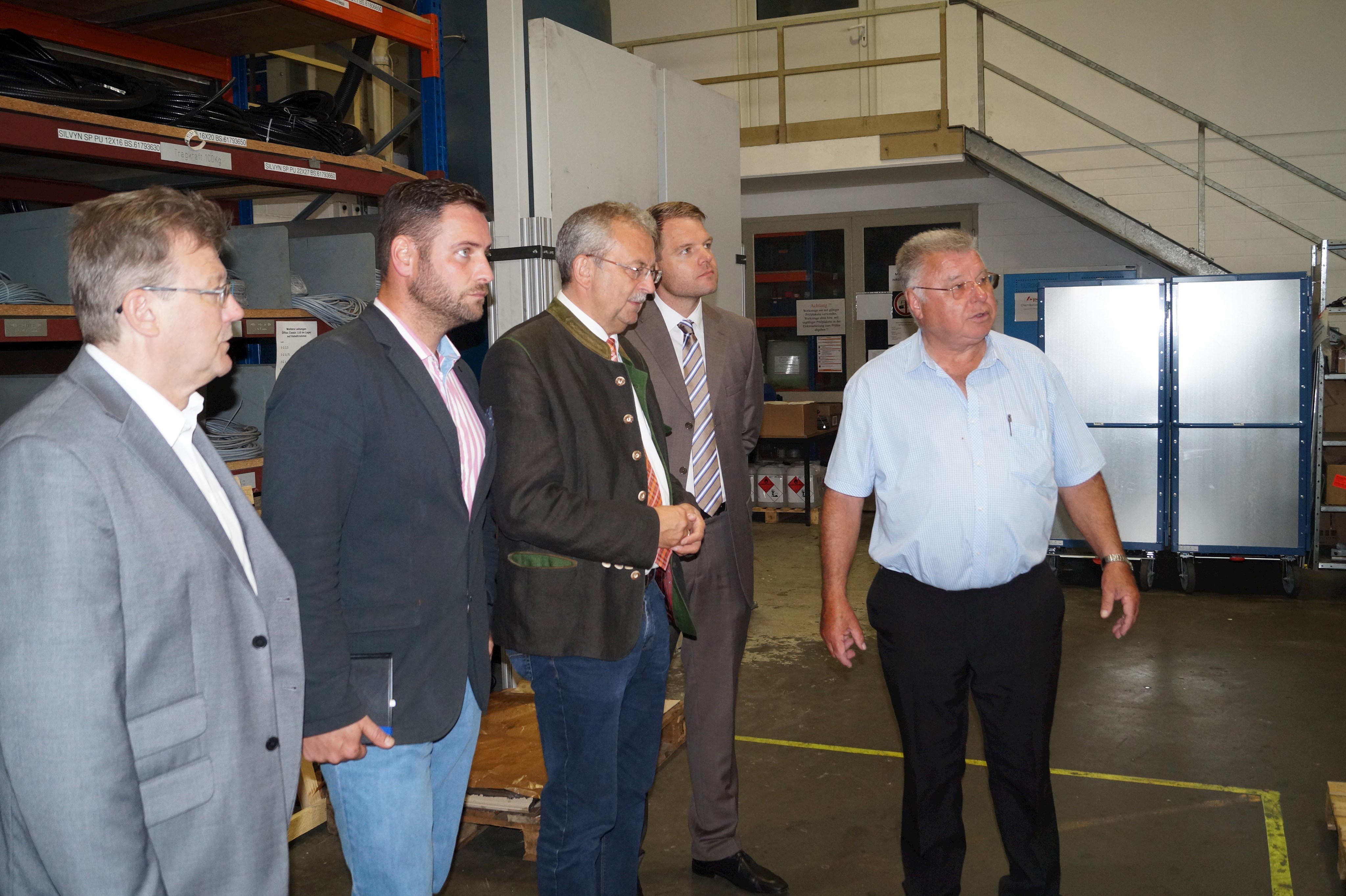 Klaus Achatz (Sachgebietsleiter Wirtschaft, Touristik, Regionalentwicklung am Landratsamt), Wirtschaftsförderer Martin Köck, Landrat Josef Laumer, Christoph Paukner (Geschäftsleitender Beamter der Stadt Bogen) beim Betriebsbesuch mit Seniorchef Konrad Schnupp (von links) in den Hallen des Betriebes.