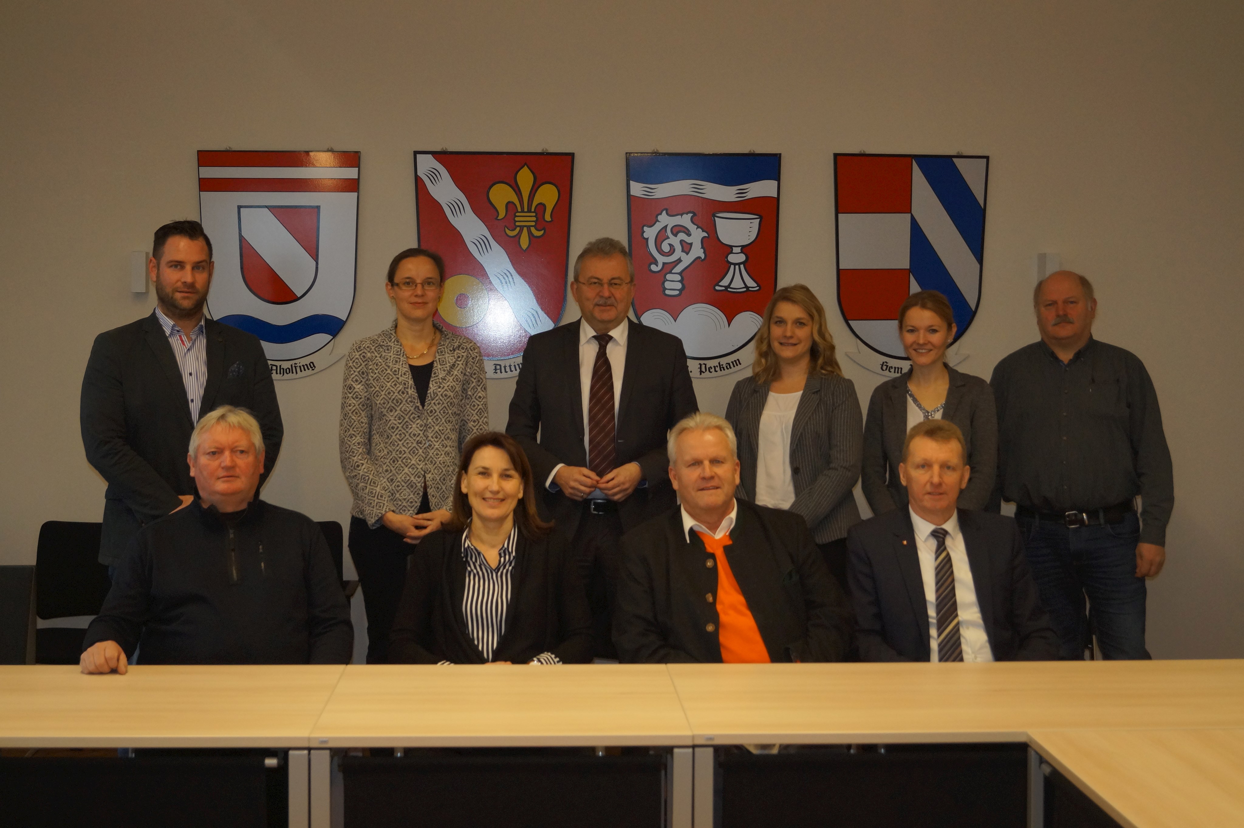 Die vier Bürgermeister/in Georg Wagner (Aholfing), Anita Bogner (Rain), Hubert Ammer (Perkam) und Robert Ruber (sitzend von links) mit der Delegation aus dem Landratsamt, Wirtschaftsförderer Martin Köck, Oberregierungsrätin Stephanie Aumer, Landrat Josef Laumer, Regierungsrätin Julia Huber, Oberregierungsrätin Petra Harant und dem Geschäftsleitenden Beamten der VG, Heribert Wagner (stehend von links).