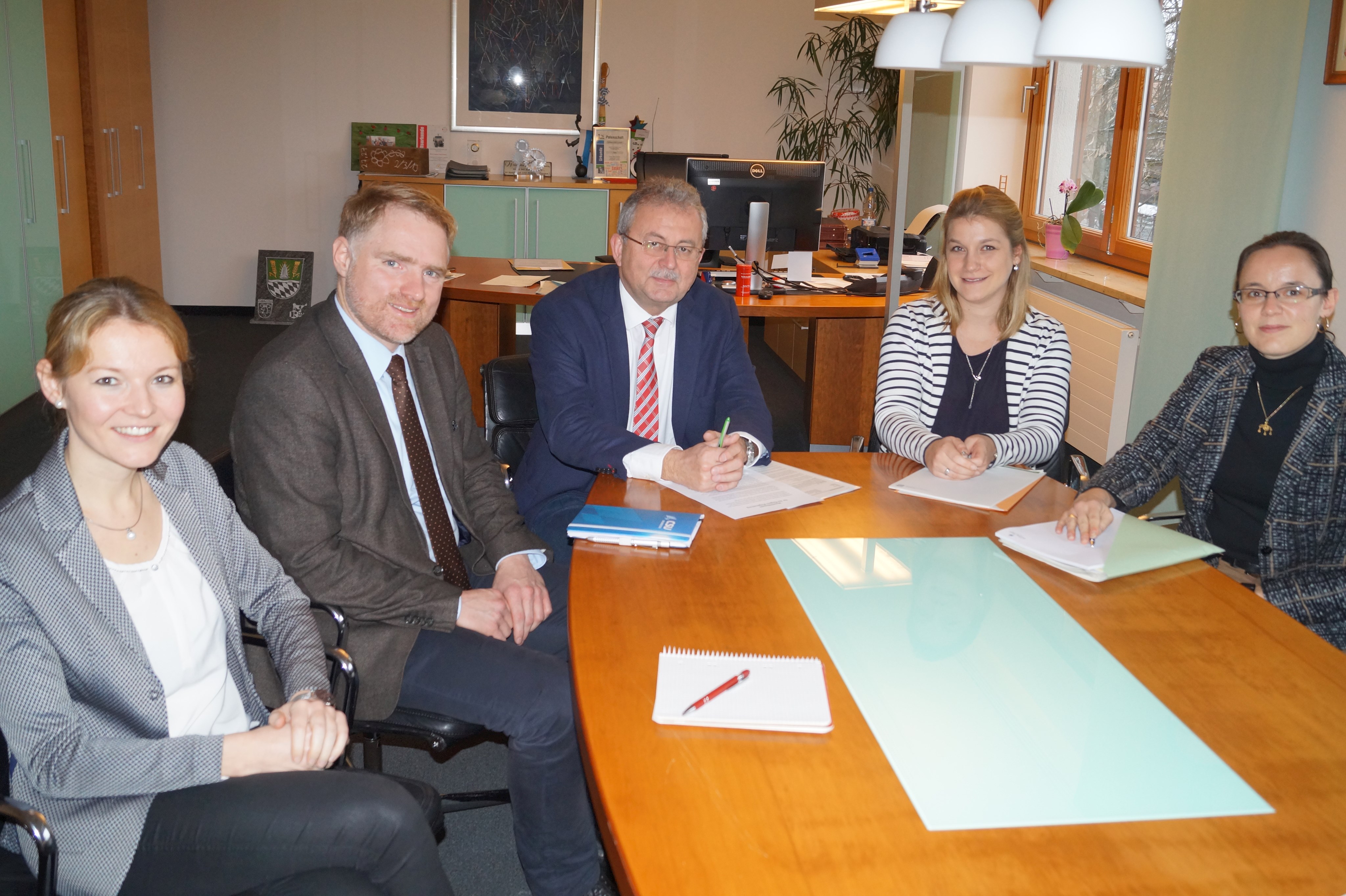 Peter Aumer (2. von links) zu Besuch bei Landrat Josef Laumer (mitte) am Tisch in seinem Büro. Bei der Besprechung mit dabei waren auch die drei Landratsamts-Juristinnen Petra Harant, Julia Wasmeier und Stephanie Aumer (von links).