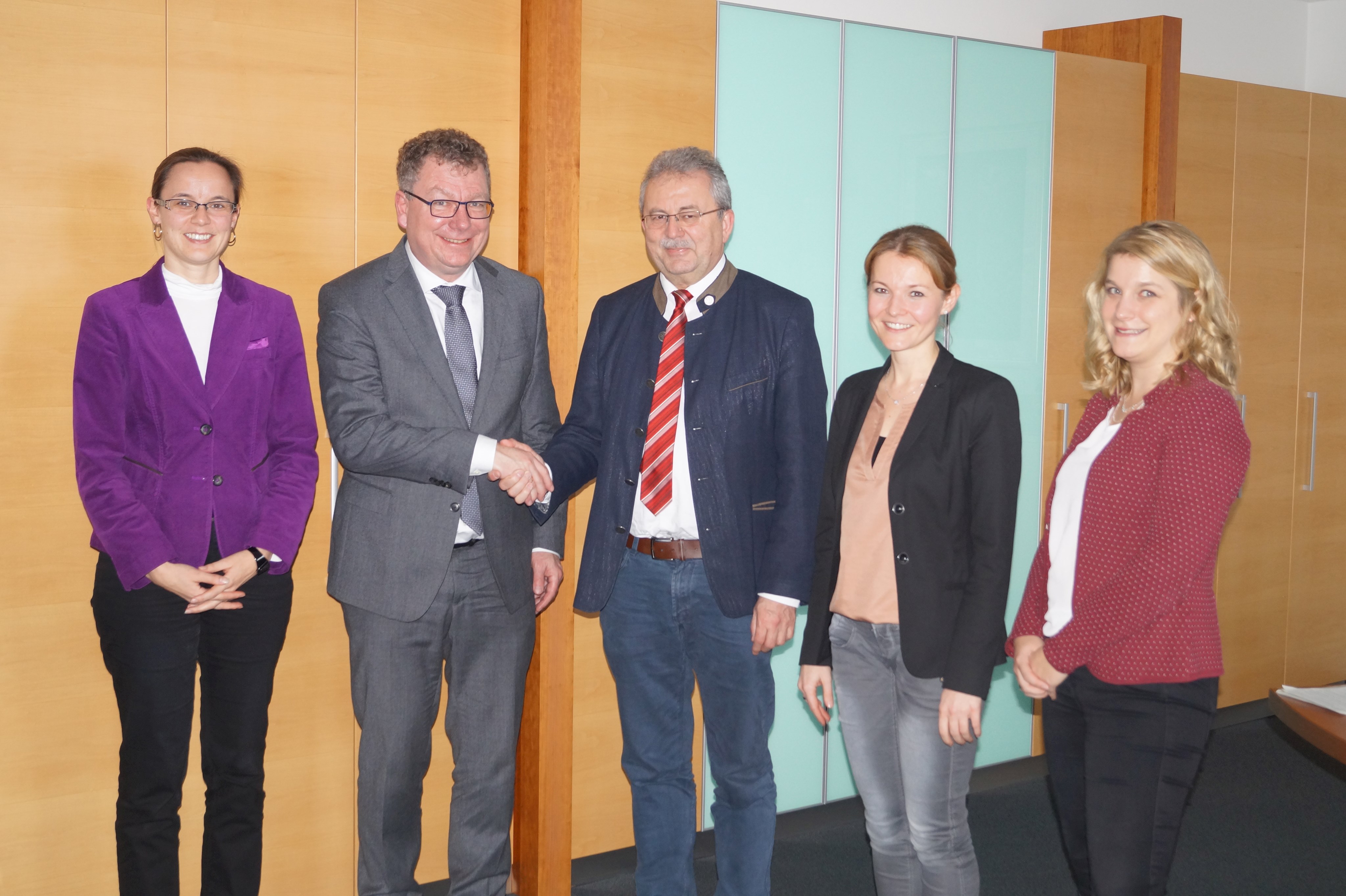 Dr. Martin Hermann (2. von links) bei seinem Besuch im Landratsamt Straubing-Bogen gemeinsam mit Landrat Josef Laumer und den Juristinnen Stephanie Aumer, Petra Harant und Julia Wasmeier (von links) im Büro des Landrats.