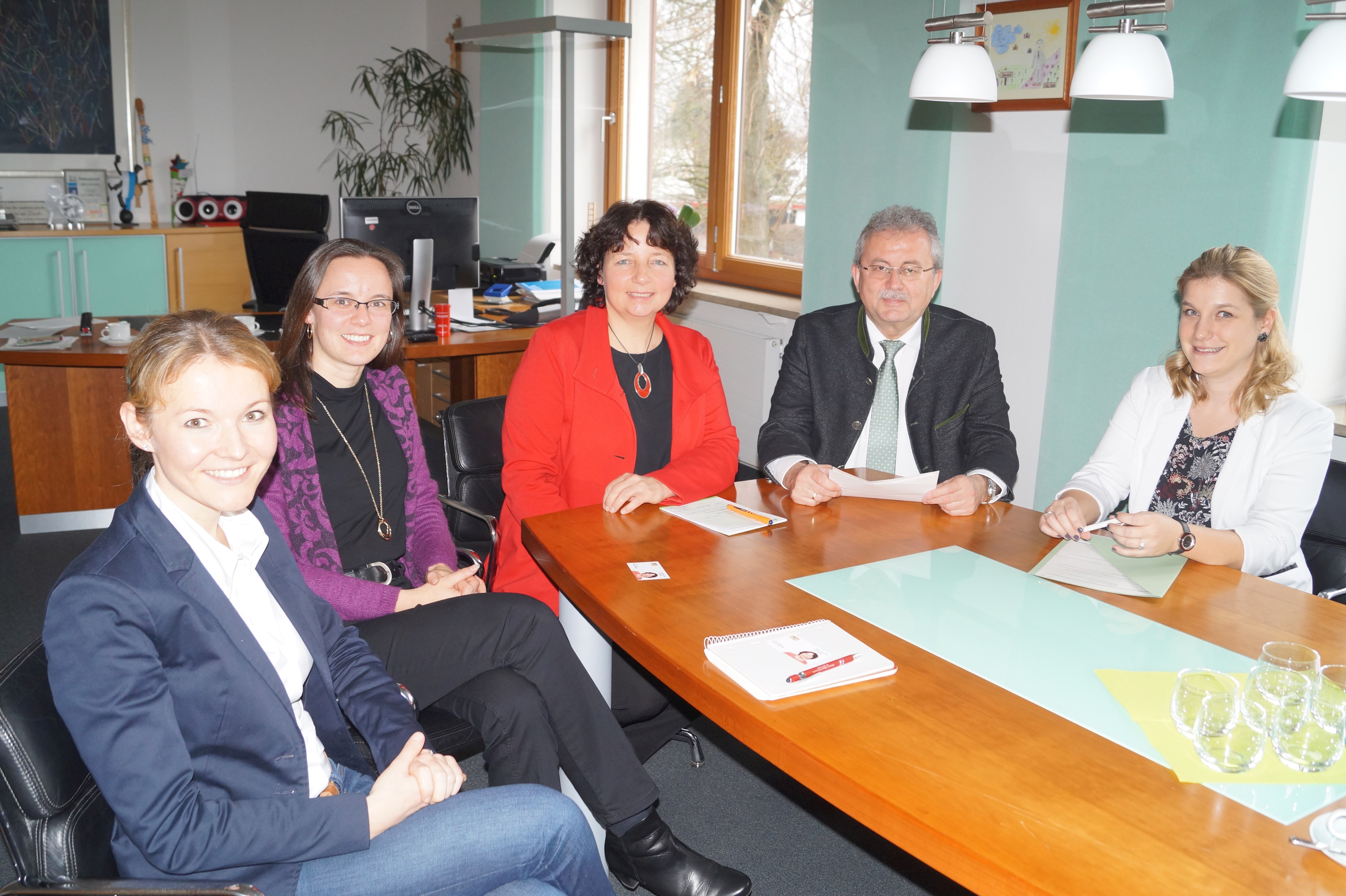 MdL Ruth Müller (Mitte) zu Besuch im Büro von Straubing-Bogens Landrat Josef Laumer. Ebenfalls beim Gespräch mit dabei die drei Landkreis-Juristinnen und Abteilungsleiterinnen Petra Harant, Stephanie Aumer und Julia Wasmeier (von links).