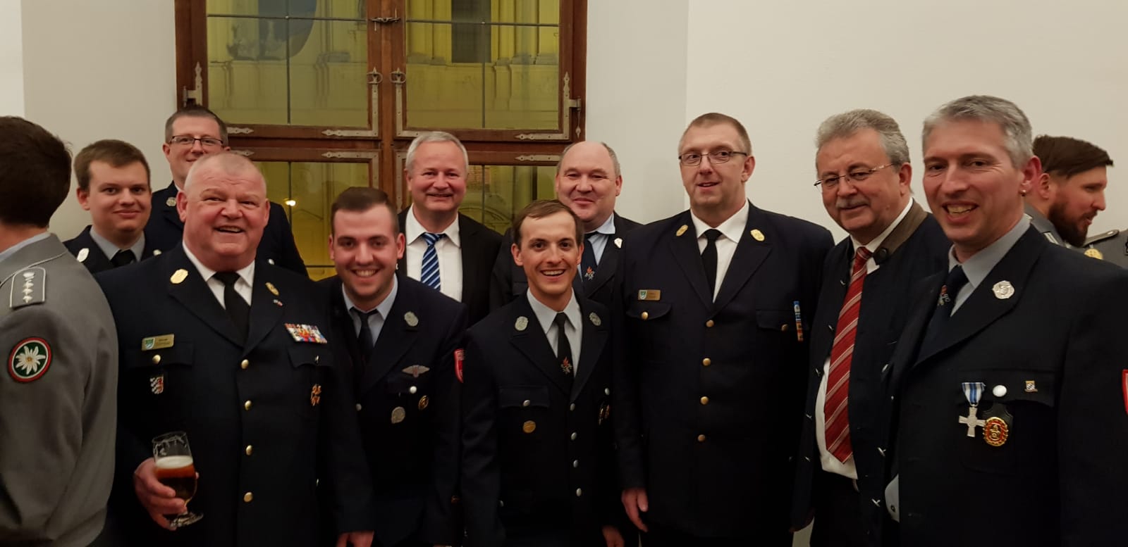 Ein Teil der Helfer aus dem Landkreis Straubing-Bogen mit Sankt Englmars Bürgermeister Anton Piermeier und Landrat Josef Laumer in der Residenz in München.