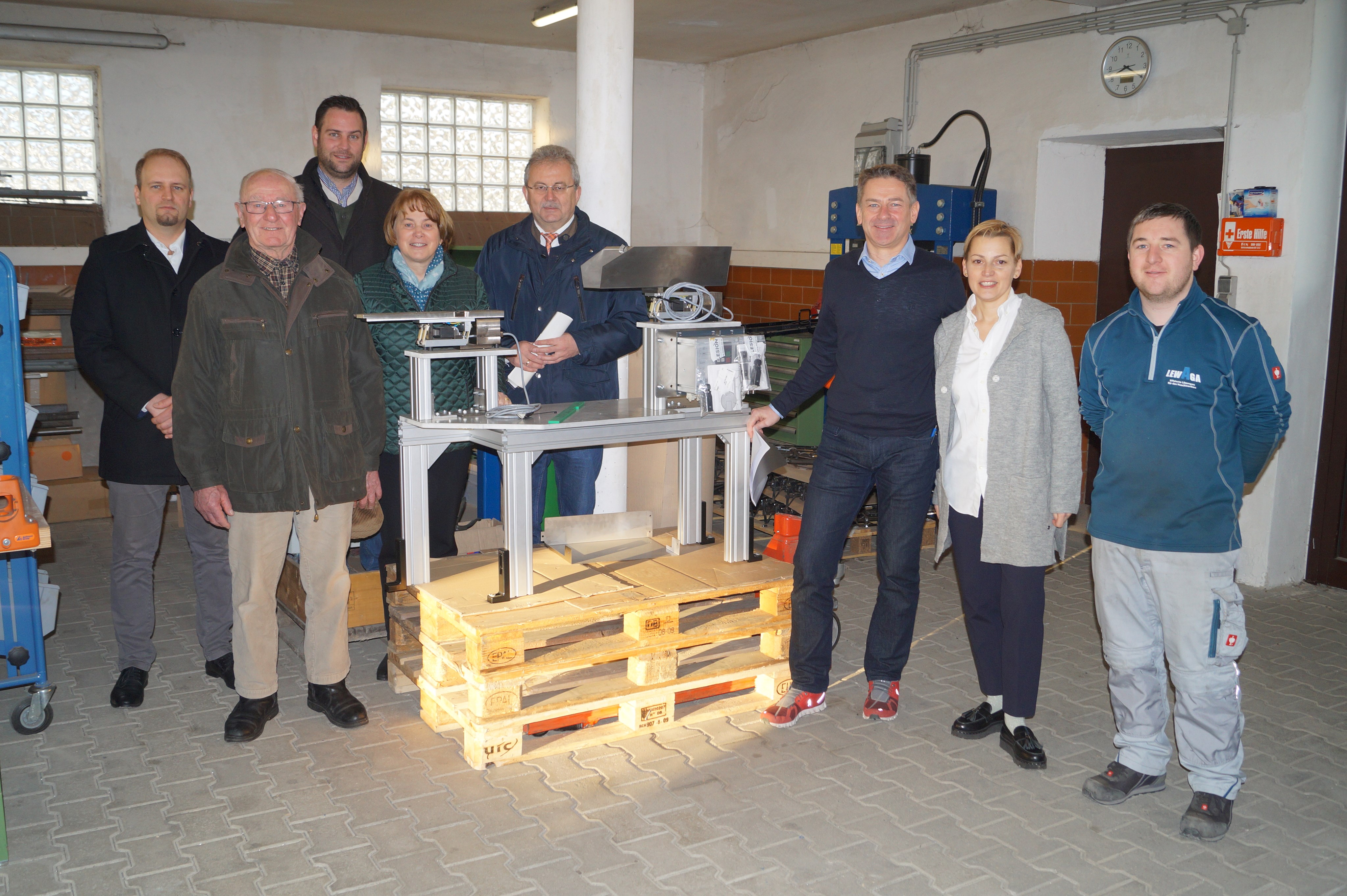 Martin Hain (Geschäftsleitender Beamter der Gemeinde Feldkirchen), Wirtschaftsförderer Martin Köck, Feldkirchens Bürgermeisterin Barbara Unger und Landrat Josef Laumer (hinten stehend von links) mit Josef Lehner (3. von rechts), dessen Frau und Vater in den Betriebshallen in Gundhöring.