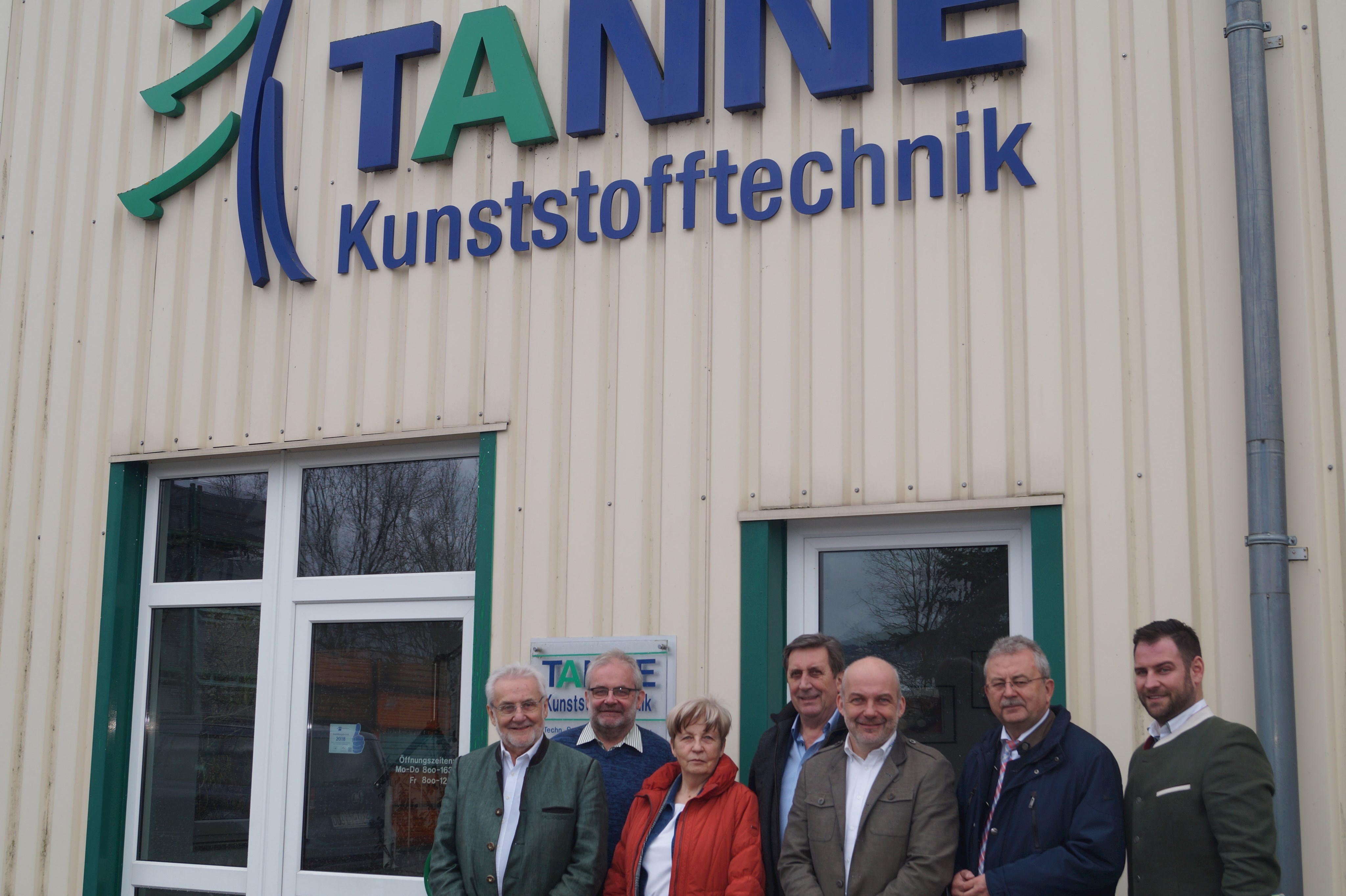 Jürgen Tanne, Markus Tanne, Christine Tanne, Hunderdorfs Bürgermeister Hans Hornberger, Martin Tanne, Landrat Josef Laumer und Wirtschaftsförderer Martin Köck (von links) vor den Gebäuden der Tanne Kunststofftechnik GmbH in Hunderdorf.