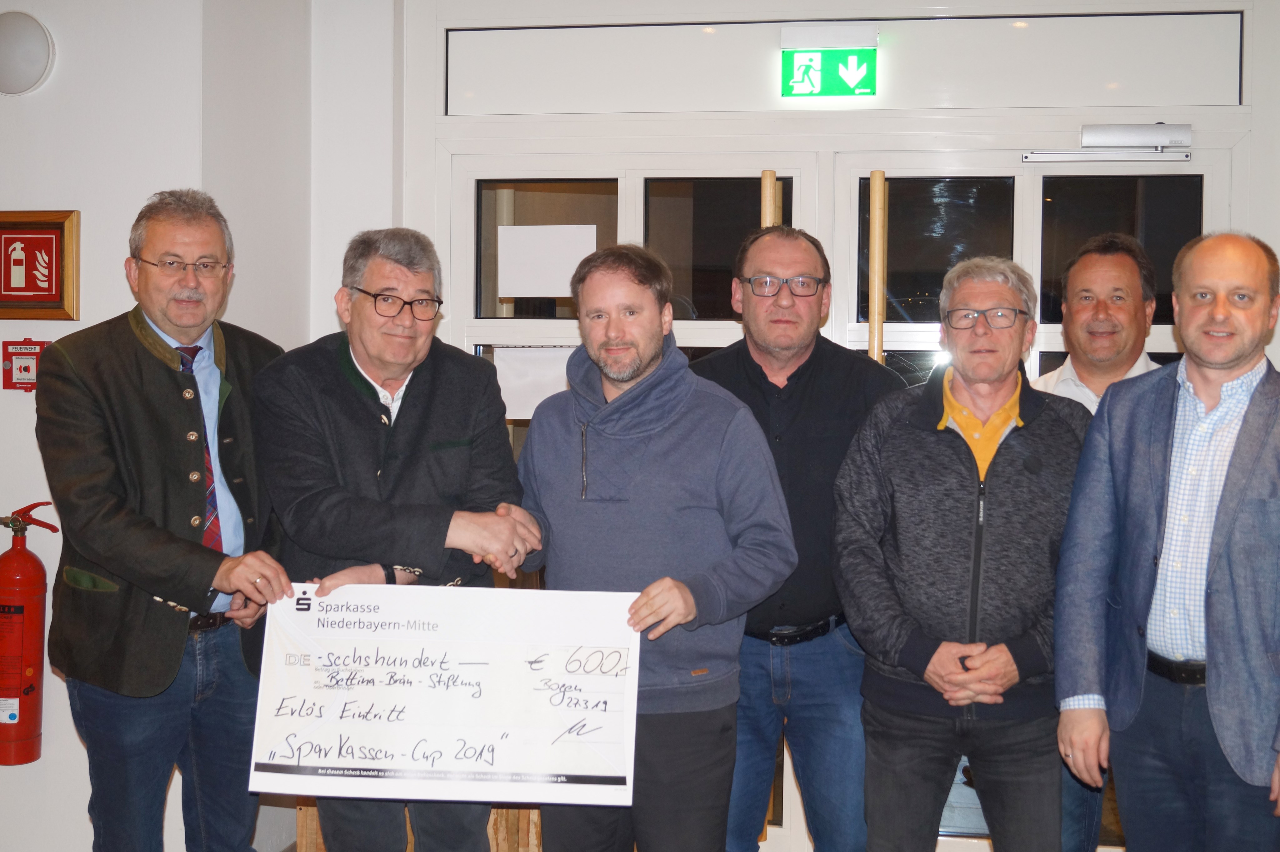 Landrat Josef Laumer, Ignaz Hiendl (Vorstand JFG Kinsachkickers), Alois Breu, Manfred Frey (Stellvertretender Vorsitzender JFG Kinsachkickers), Herbert Gayring (BFV-Spielgruppenleiter), Stefan Daffner (Sparkasse Niederbayern-Mitte) und Tobias Welck (Obmann der Schiedsrichter-Gruppe Straubing, von links) bei der Scheckübergabe im Gasthaus Reisinger in Sossau.