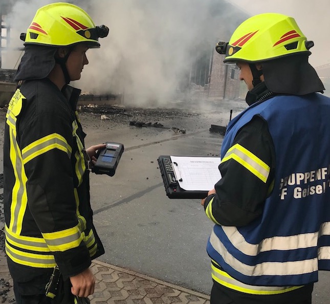 Zwei Feuerwehrler der FF Geiselhöring mit dem Mehrgasmessgerät bei einem Einsatz.