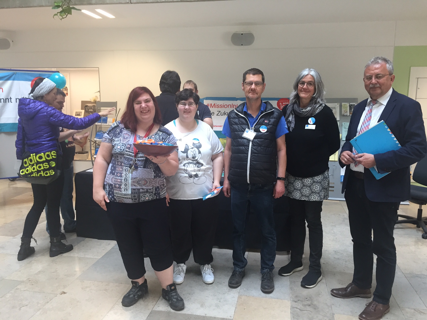 Landrat Josef Laumer (rechts) am Infostand im Foyer des Landratsamtes.