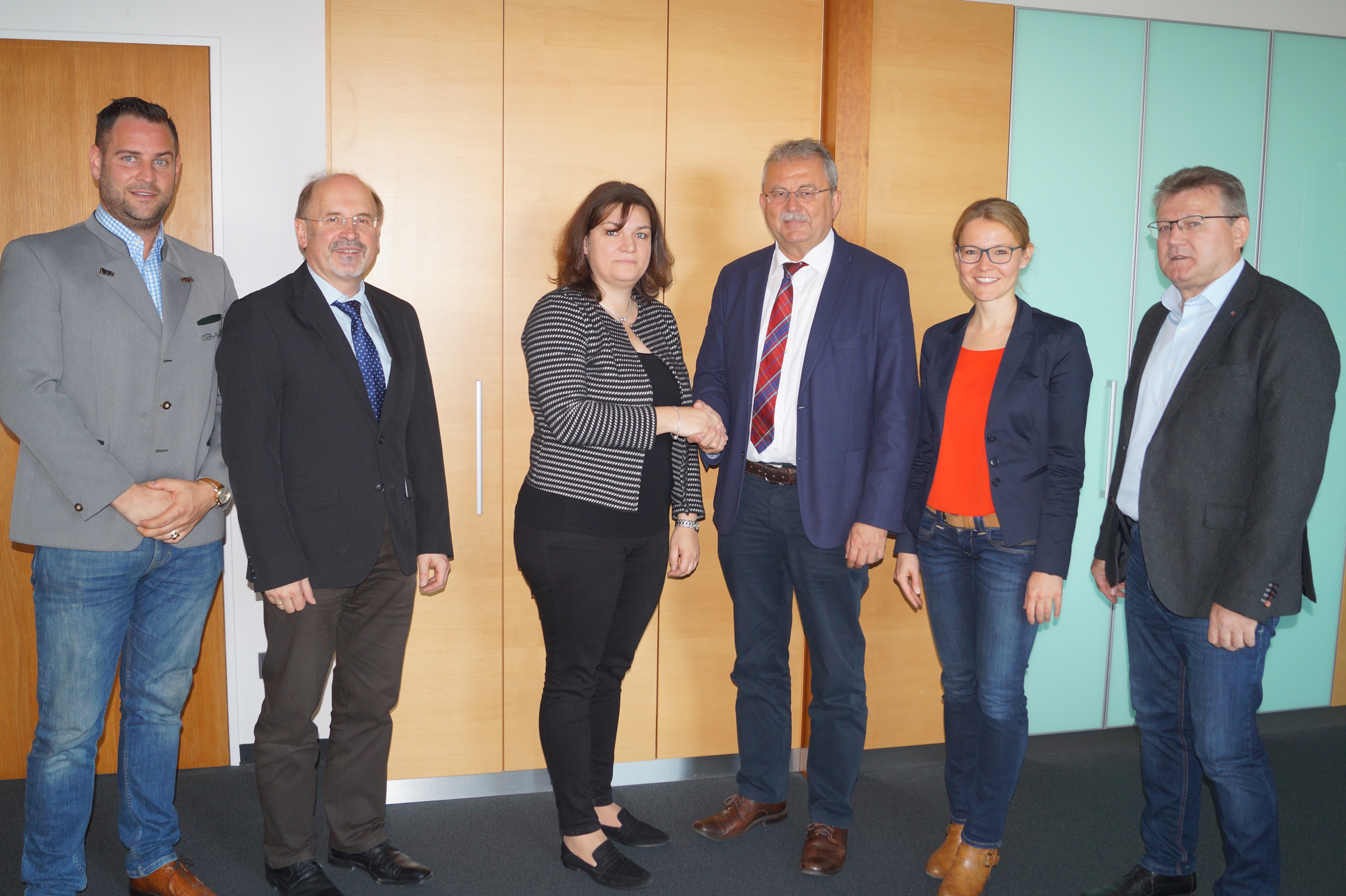 Landrat Josef Laumer (3. von rechts) begrüßt die neue Sachgebietsleiterin Wirtschaftsförderung und Beschäftigung der Regierung von Niederbayern, Manuela Königbauer (3. von links) in seinem Büro. Mit dabei der Wirtschaftsreferent des Landkreises, Martin Köck, Rupert Tremmel (Regierung von Niederbayern), Oberregierungsrätin Petra Harant und der Sachgebietsleiter Wirtschaft/Touristik/Kreisentwicklung des Landkreises, Klaus Achatz (von links).