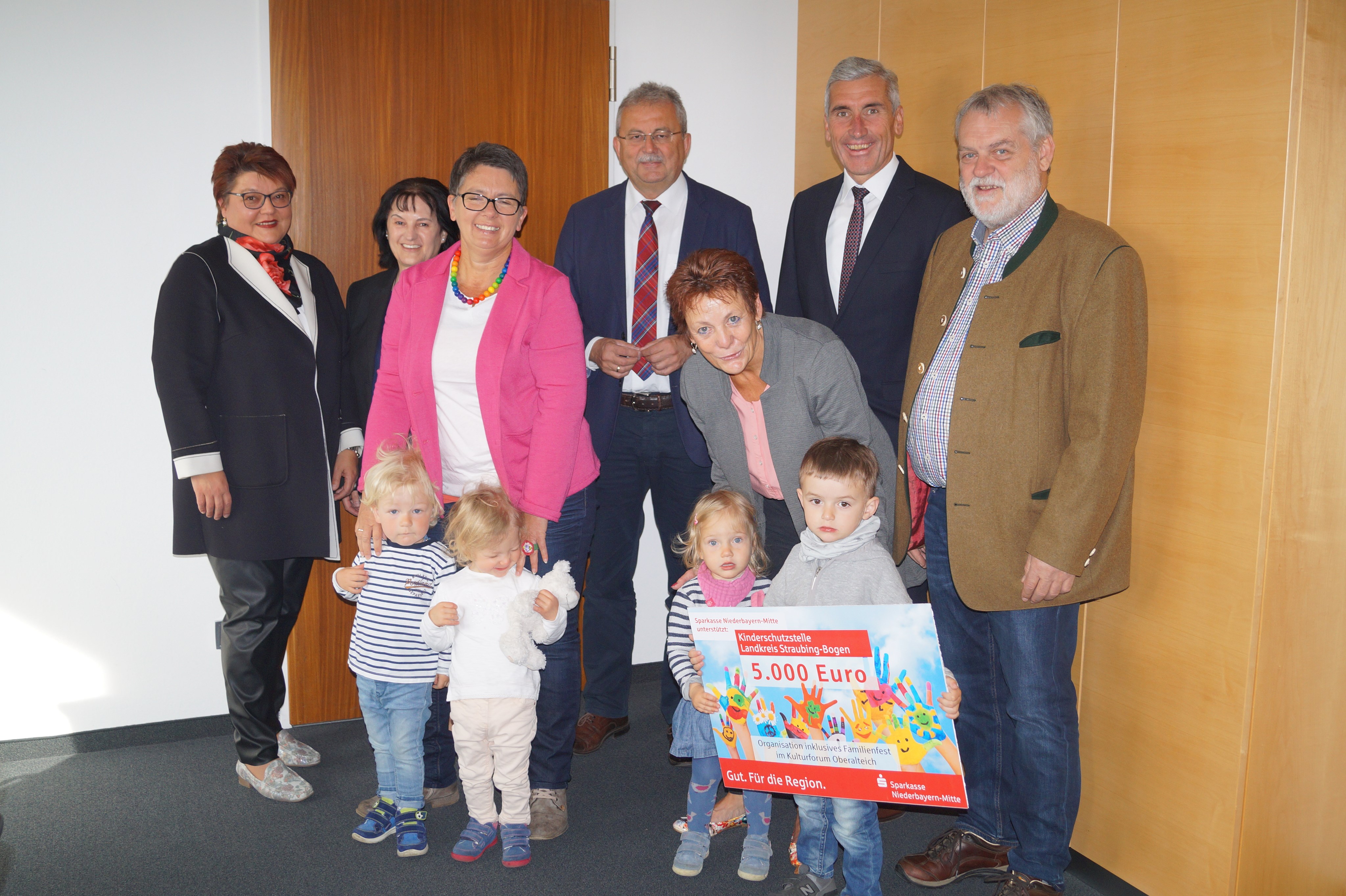 Sparkasse Niederbayern-Mitte übergibt Spende in Höhe von 5.000 Euro an die Kinderschutzstelle des Landkreises zur Unterstützung des 2. Inklusiven Familienfestes am 2. Juni