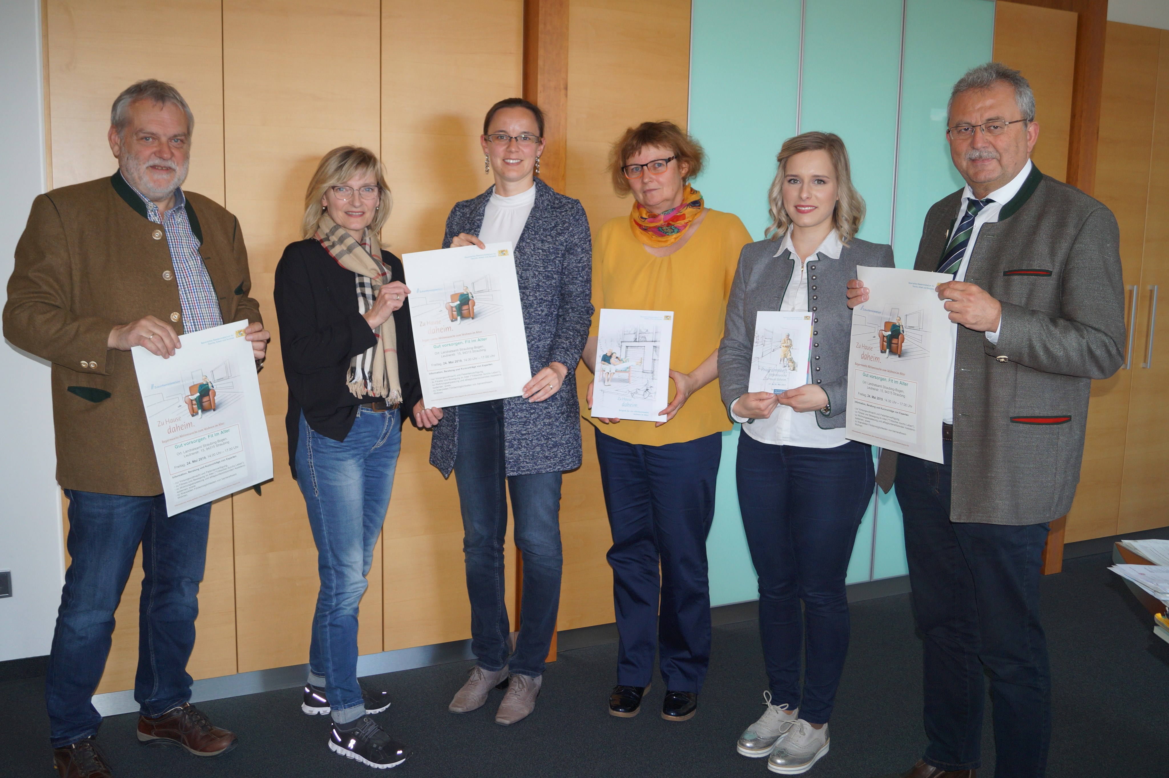 Johann Schedlbauer (zuständiger Koordinator für Seniorenfragen am Landratsamt), Gerda Bachl-Staudinger (Referentin Sport für Ältere des BLSV), Oberregierungsrätin Stephanie Aumer (zuständige Abteilungsleiterin am Landratsamt), Heike Adelhardt (zertifizierte Wohnberaterin), Christina Knott (Bauverwaltung) und Landrat Josef Laumer (von links) stellten das Programm für den Aktionstag „Gut vorsorgen. Fit im Alter“ im Büro des Landrats vor.